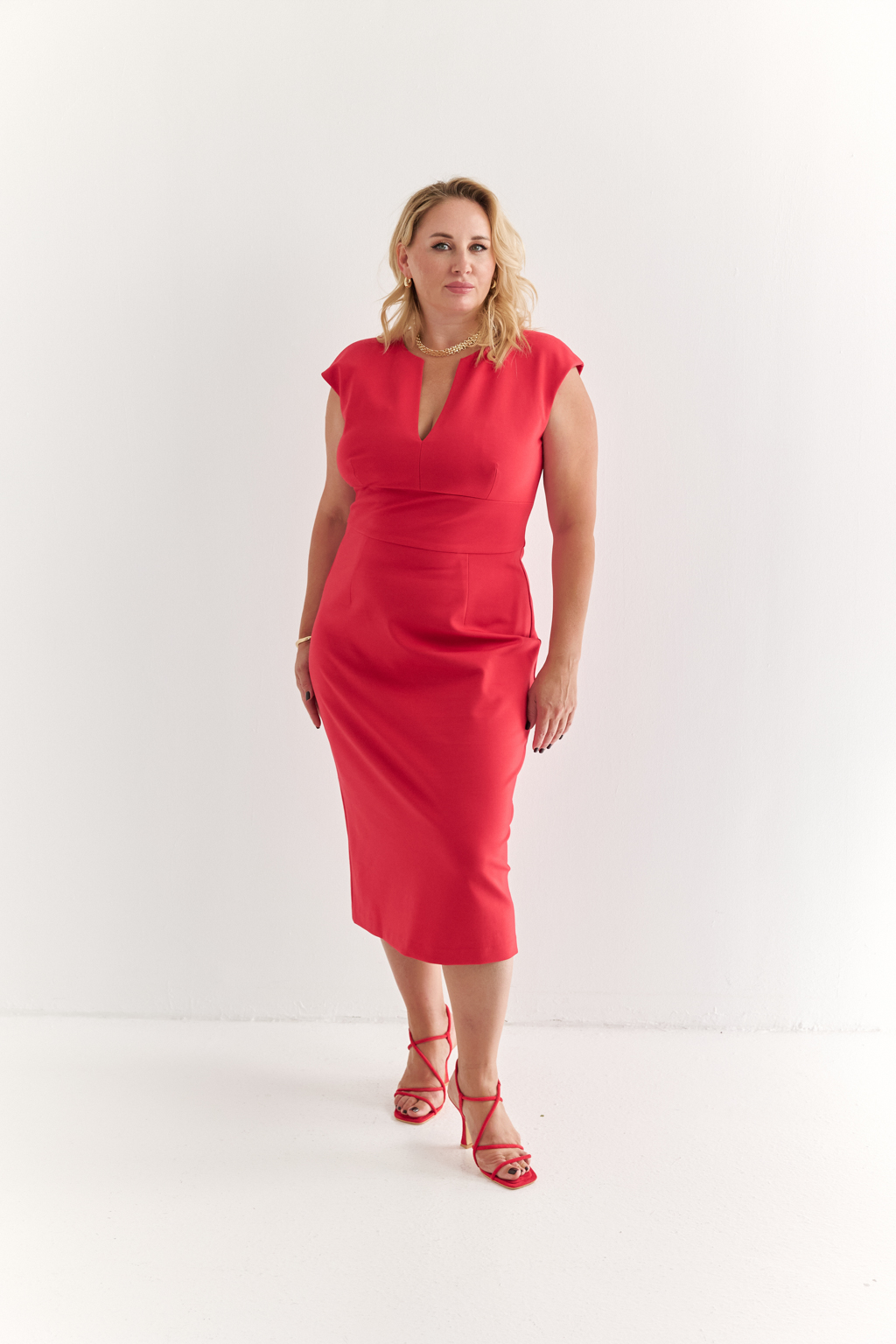 Платье с плечиками без рукавов с V-образным вырезом утягивающего силуэта длины миди из плотной костюмной ткани. Застежка на молнии. Идеально подчеркнет фигуру и не оставит равнодушным. Вискоза делает ткань приятной к телу, обеспечивает воздухопроницаемость и пластичность. Нейлон  обеспечивает  износостойкость и стабильность насыщенного цвета.  Преимущества ткани: ткань хорошо держит форму, мягко облегая фигуру. Не сминается, не требует особого ухода. Позволяет коже "дышать".