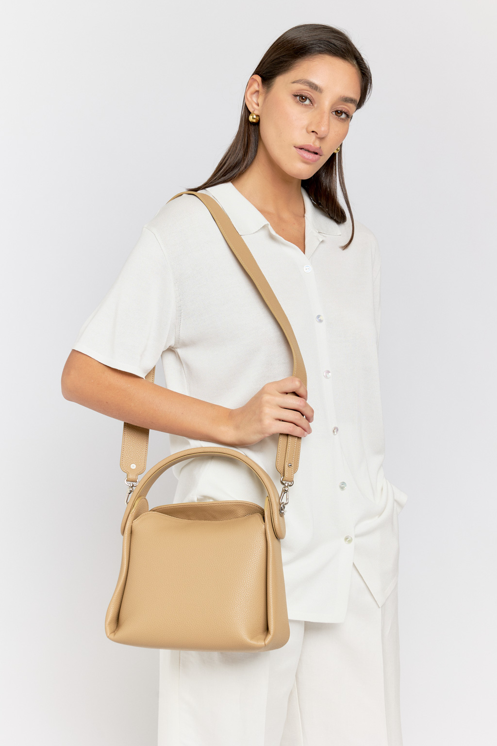 Роскошная сумка-тоут выполнена из зернистой экокожи. Простая форма этой сумки и  лаконичный дизайн подчеркнут Ваш вкус и стиль. В сумке используется прочная магнитная застежка, которая не выцветает и защищает содержимое внутри. Для производства использовалась зернистая экокожа высокого качества, приятная на ощупь. Идеально впишется в любой образ. Размеры сумки: 24*14*10 см