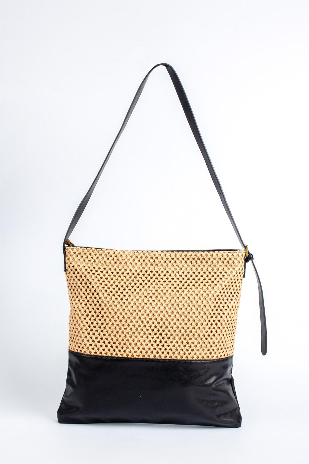 Сумка из экокожи и текстиля станет идеальным решением на каждый день. Универсальная сумка закрывается на молнию и имеет регулируемую ручку-ремешок. Размеры 36*10*38 см