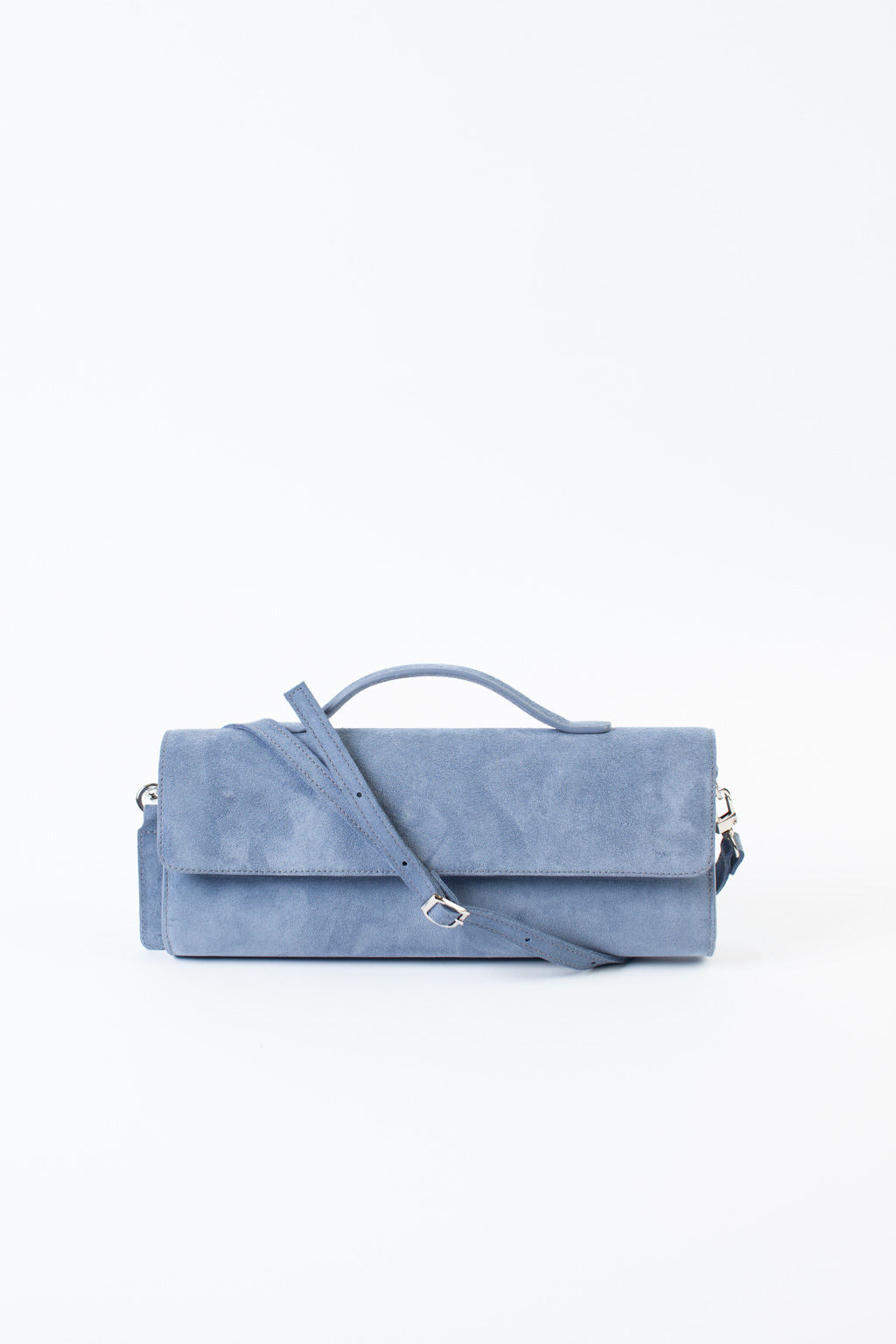 Сумка клатч выполнена из 100% натуральной замши. Сочетание роскошной текстуры, практичности и элегантности для особых случаев и повседневных образов. Надежная магнитная застежка обеспечивает безопасность и легкий доступ. Сумка имеет дополнительный регулируемый ремешок. Размеры сумки: 14*30*30 см