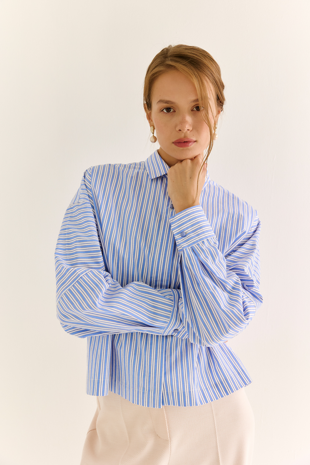 Oversize-рубашка: свобода в форме, точность в деталях
Эта укороченная oversize-рубашка — воплощение современного кроя и функционального стиля. Объёмные рукава с манжетами, акцентная застежка и выразительная спинка с декоративными элементами придают образу архитектурность и остроту. Маленький воротник и прямой крой делают модель универсальной — от smart casual до модного street style.
Носите как самостоятельную вещь или как верхний слой поверх топа и платья. Особенно эффектно сочетается с брюками-карго, юбкой на высокой талии или джинсами.
Для тех, кто выбирает стиль с воздухом