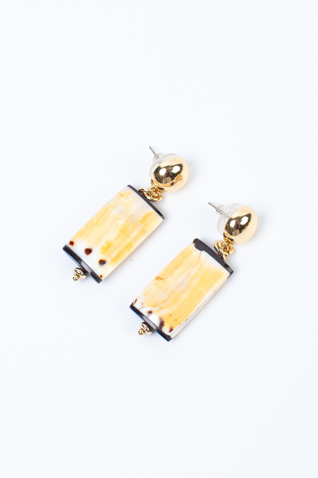 Дизайнерские серьги с перламутром ручной работы станут отличным дополнением к вашему образу.
Серьги выполнены из гипоаллергенного сплава, что гарантирует их долговечность и надежность.