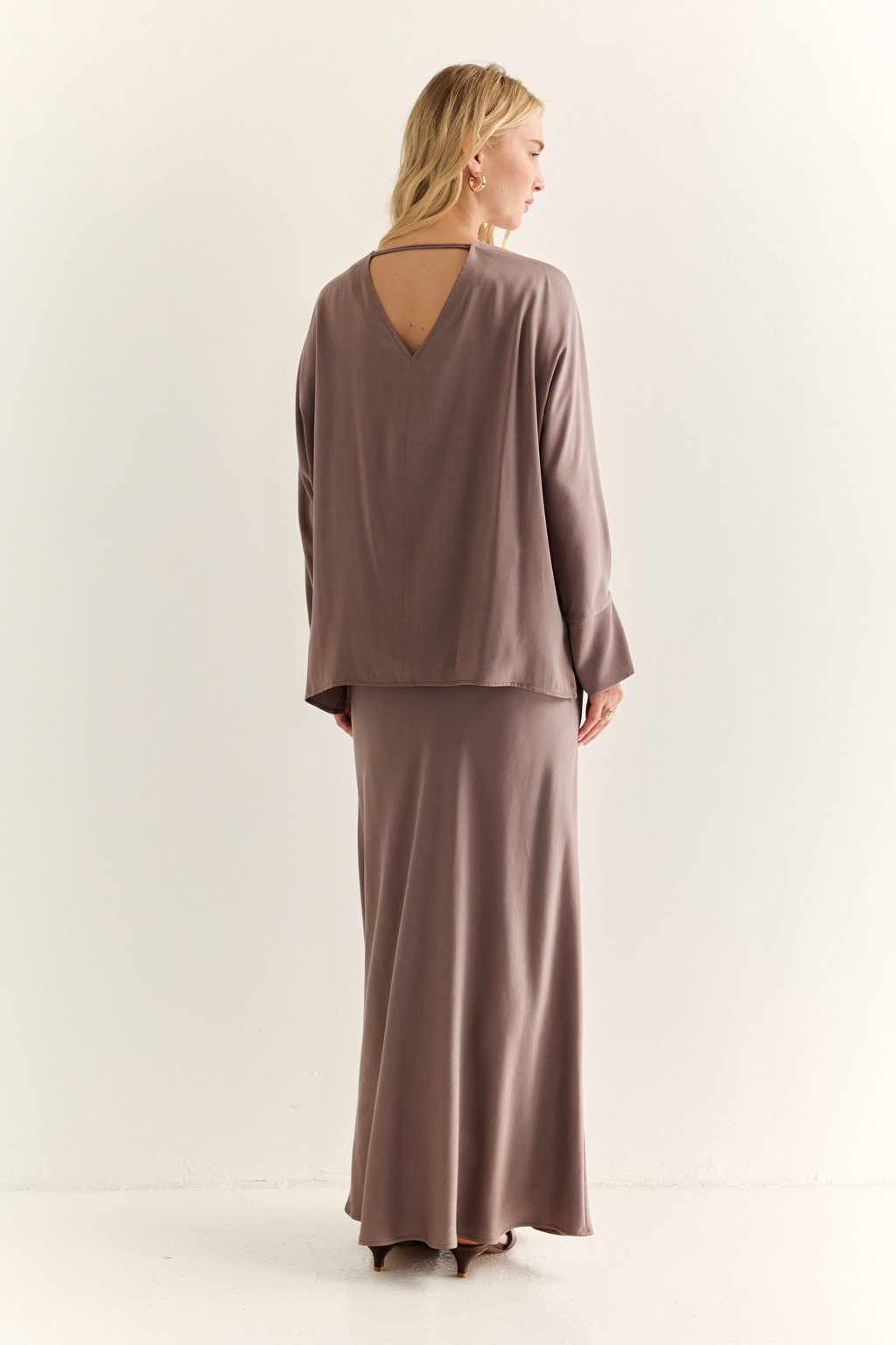 Блуза с цельнокроеными рукавами со складкой по манжету и V-образным вырезом по спинке.