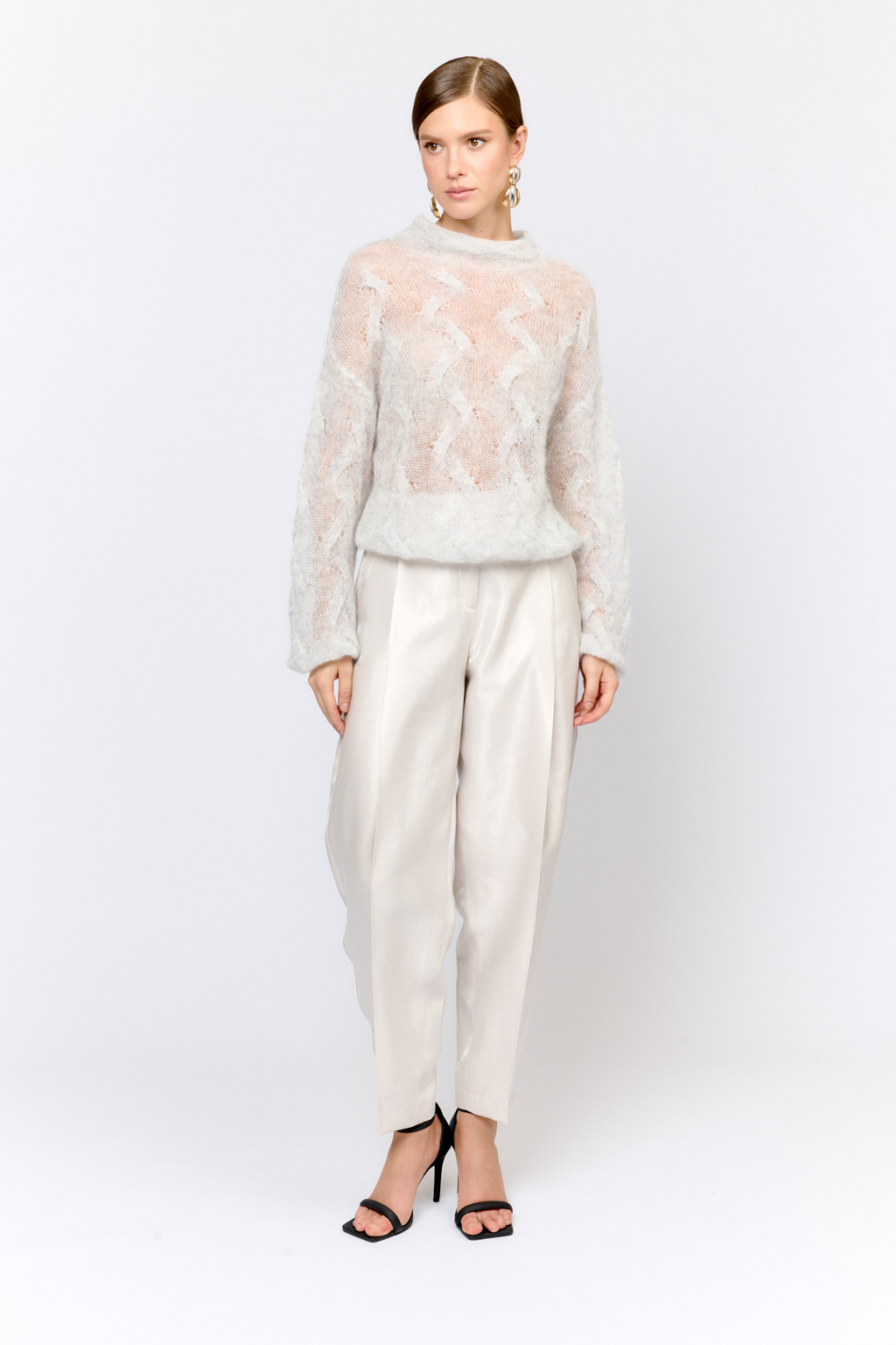 Джемпер со спущенным плечом, длинным рукавом, круглой горловиной  из пряжи с шерстью и мохером в составе. Легкий, как облако, с воздушной ажурной вязкой. Теплый и нарядный. Ярко выраженная фактура материала делает модель уникальной.