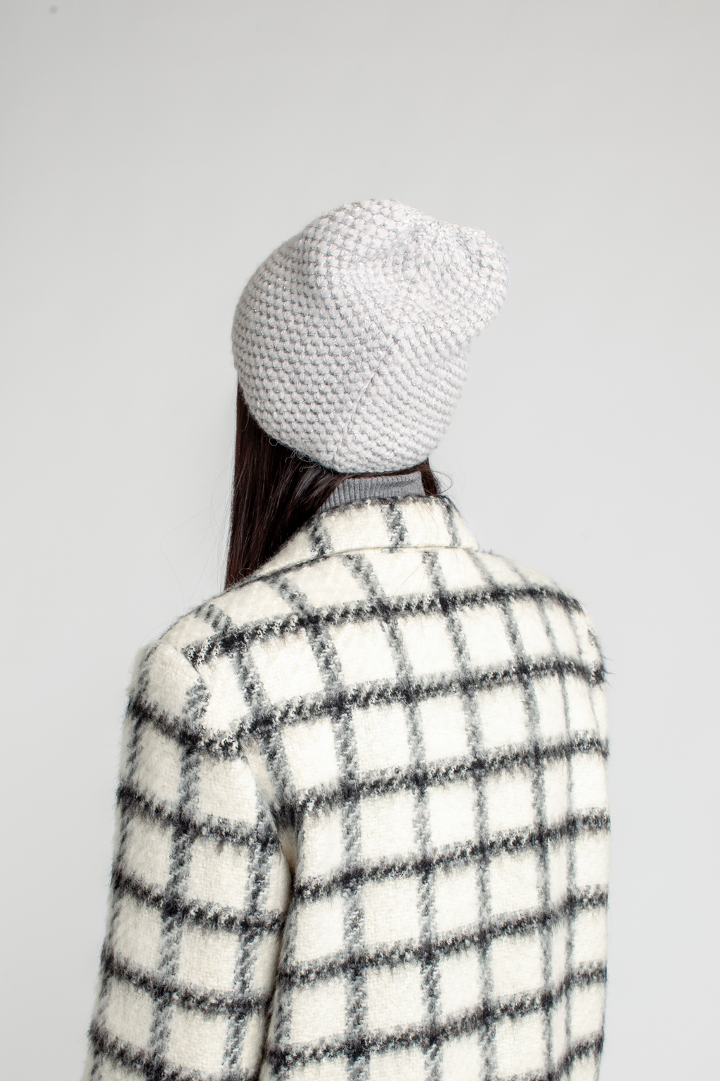 Шапка женская с люрексом. Теплый и стильный головной убор, выполненный из пряжи альпаки, с добавлением шерсти и акрила. Шапка является совершенным аксессуаром для утепления в осенний и зимний сезон.