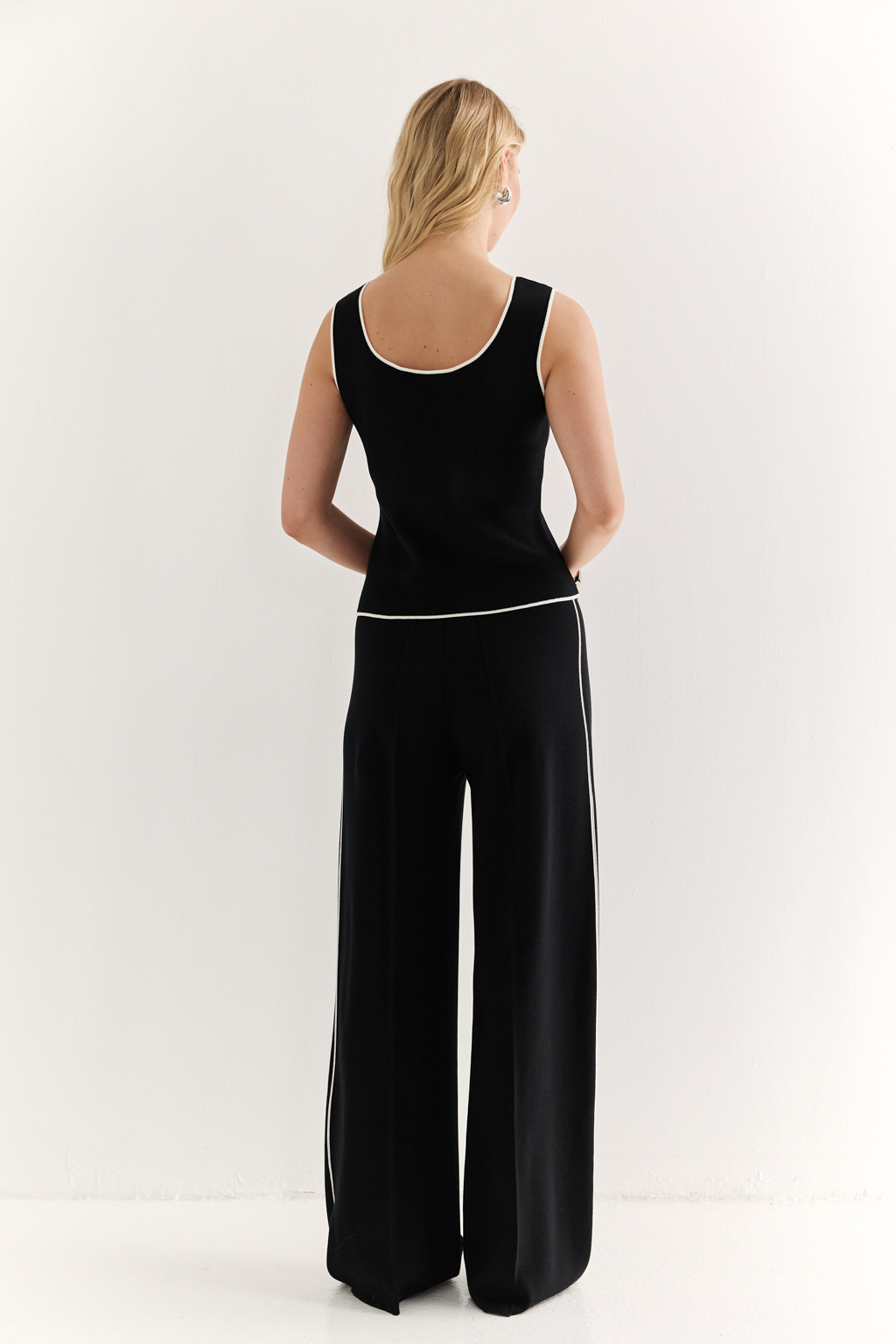 Брюки прямого силуэта со стрелкой и контрастным лампасом.