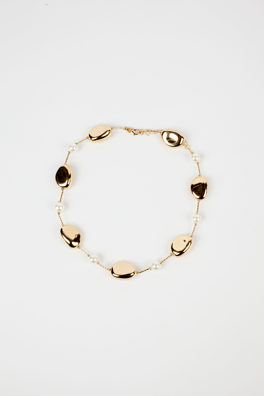 Классическое колье из благородной майорки молочного и золотого цвета. Фурнитура выполнена из гипоаллергенного сплава со стойким гальваническим покрытием. Вес 32 гр, длина от 45 до 53 см, бусина от 8 до 15 мм.