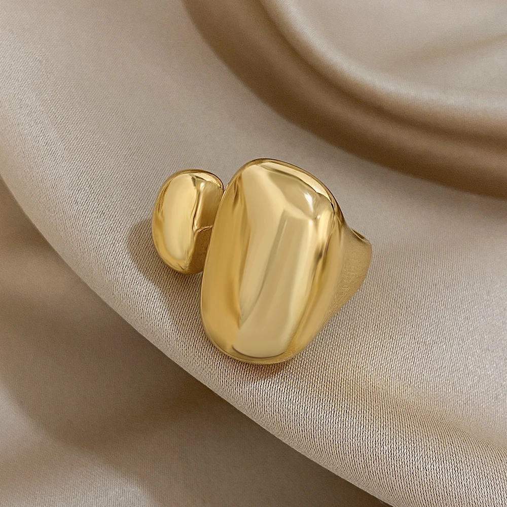 Лаконичное кольцо, идеально дополняющее любой образ. Украшение выполнено из гипоаллергенного сплава со стойким гальваническим покрытием золотом. Вес кольца составляет 8 гр, размер 17.