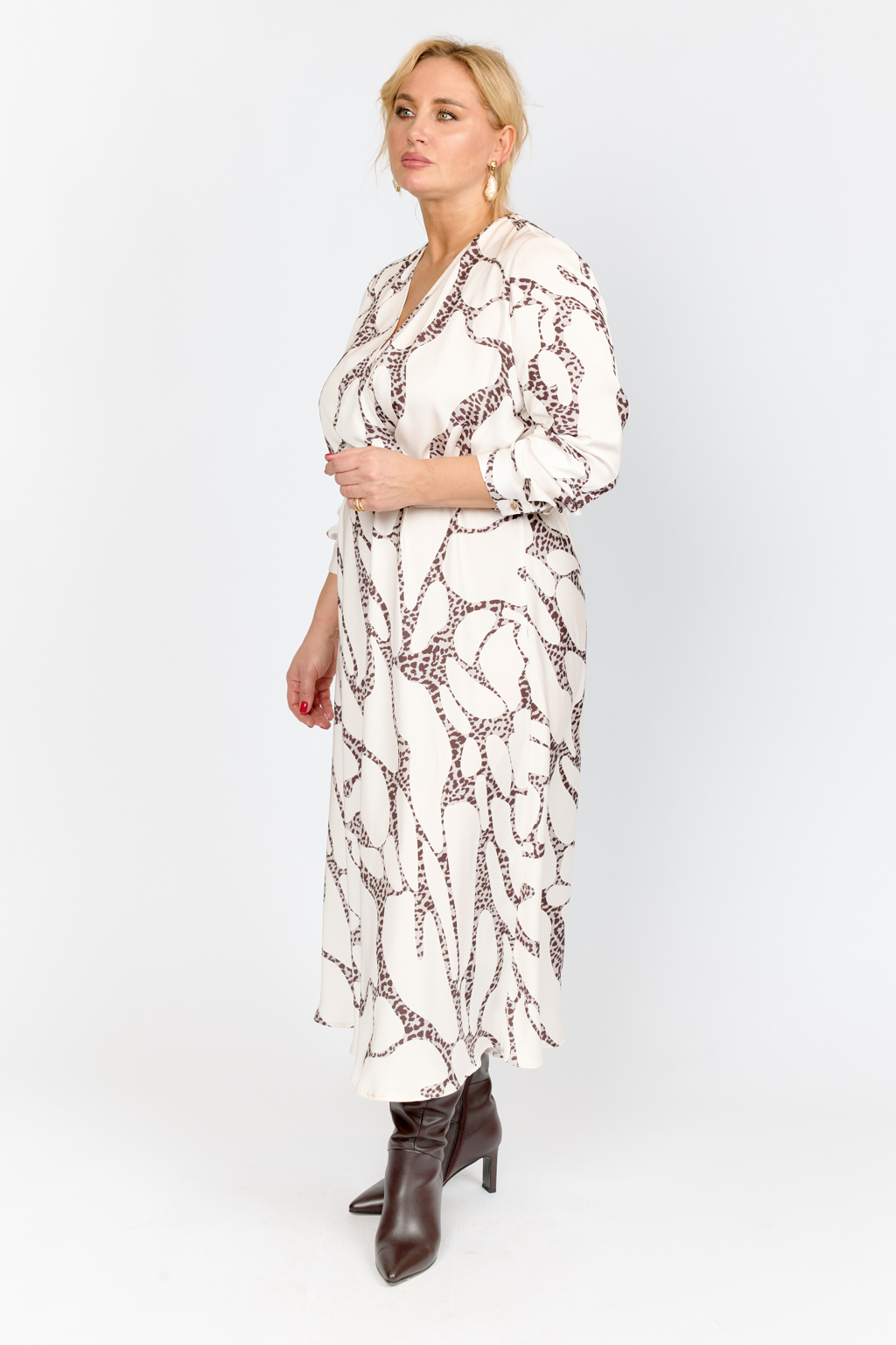 Платье отрезное по талии с V-образным вырезом и воротником шалька. Длина макси с рукавом полной длины на манжете.