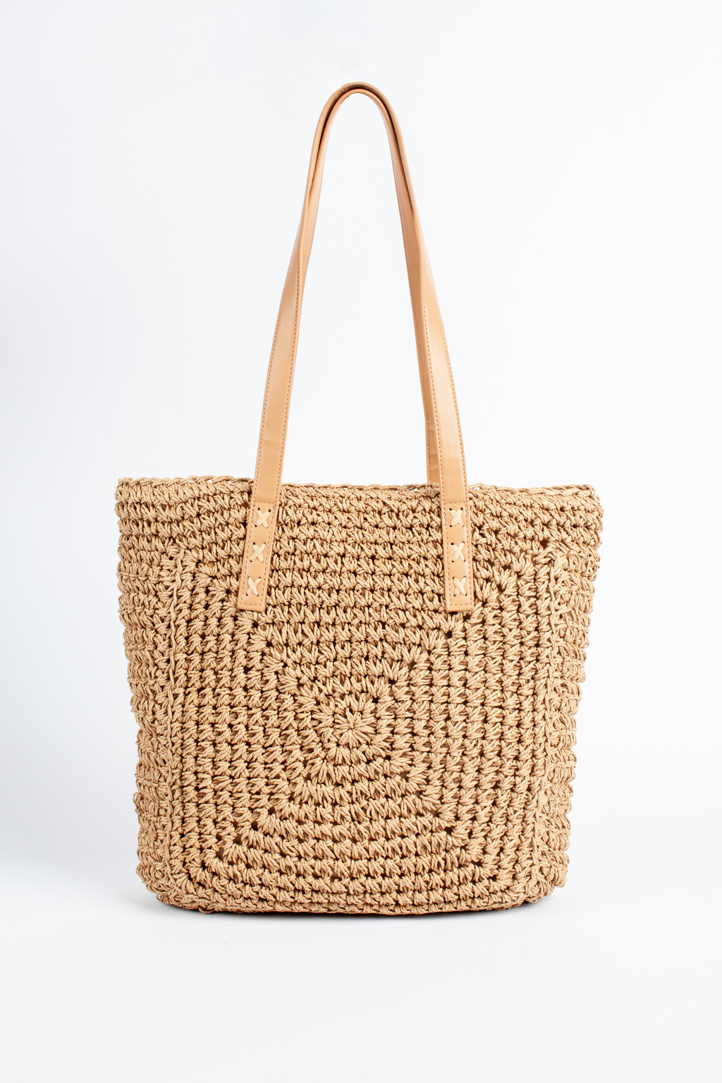 Пляжная сумка в трендовом стиле эко-минимализм выполнена экологически чистой целлюлозы. Удобная и вместительная сумка темно-бежевого цвета с застежкой на молнии прекрасно дополнит летние образы. Длинные ручки из эко-кожи позволят носить ее на плечо. Размеры 39*2*40 см