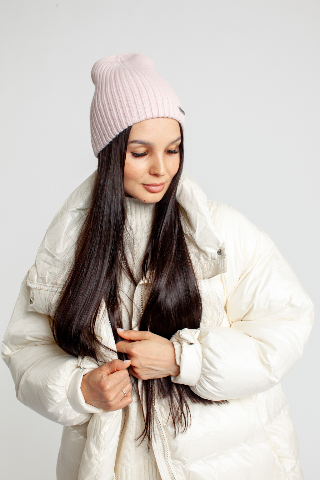 Шапка женская бини. Теплый и стильный головной убор, выполненный из пряжи альпаки, с добавлением шерсти и акрила. Шапка является совершенным аксессуаром для утепления в осенний и зимний сезон.