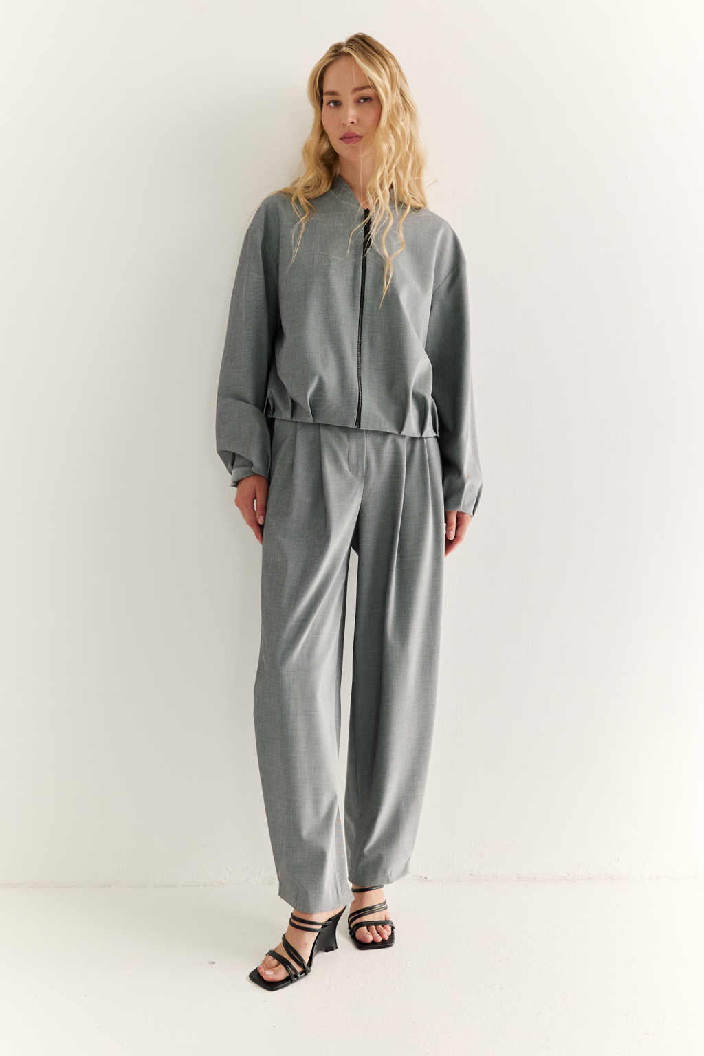 Брюки-бананы: акцент на форму, свобода в движении

Брюки силуэта "банан" — это смелый силуэт для тех, кто ценит индивидуальность и комфорт. Объём в области бедер создаёт модную линию, а зауженные книзу штанины визуально вытягивают силуэт и добавляют лёгкости образу.

Посадка по талии подчёркнута комфортной притачной резинкой сзади и складками спереди, что обеспечивает идеальную посадку по фигуре и делают модель уместной как в повседневных, так и в более строгих комплектах.

Сочетаются с топами, жакетами, рубашками и объемными худи — идеальная база для капсулы в стиле smart casual.

Модный акцент с комфортной посадкой — каждый день по-новому.