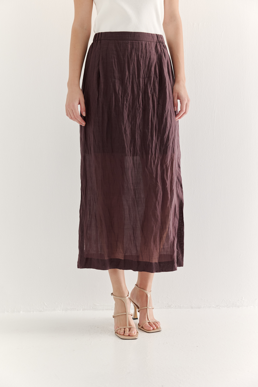 Универсальная прямая юбка отличается свободой кроя, позволяющей создать на её поверхности неповторимый крэш-эффект. Изготовленная из стопроцентной крапивы благородного коричневого оттенка, она обладает уникальной текстурой и естественной элегантностью. Эластичный пояс и разрезы в боковых швах обеспечивают оптимальный комфорт и удобство в движении. Эта юбка станет идеальным дополнением к жакетам из крапивы, льна и хлопка, а также прекрасно сочетается с трикотажными топами, создавая гармоничный и стильный образ. Для сохранения безупречного внешнего вида рекомендуется хранить платье в свернутом виде.