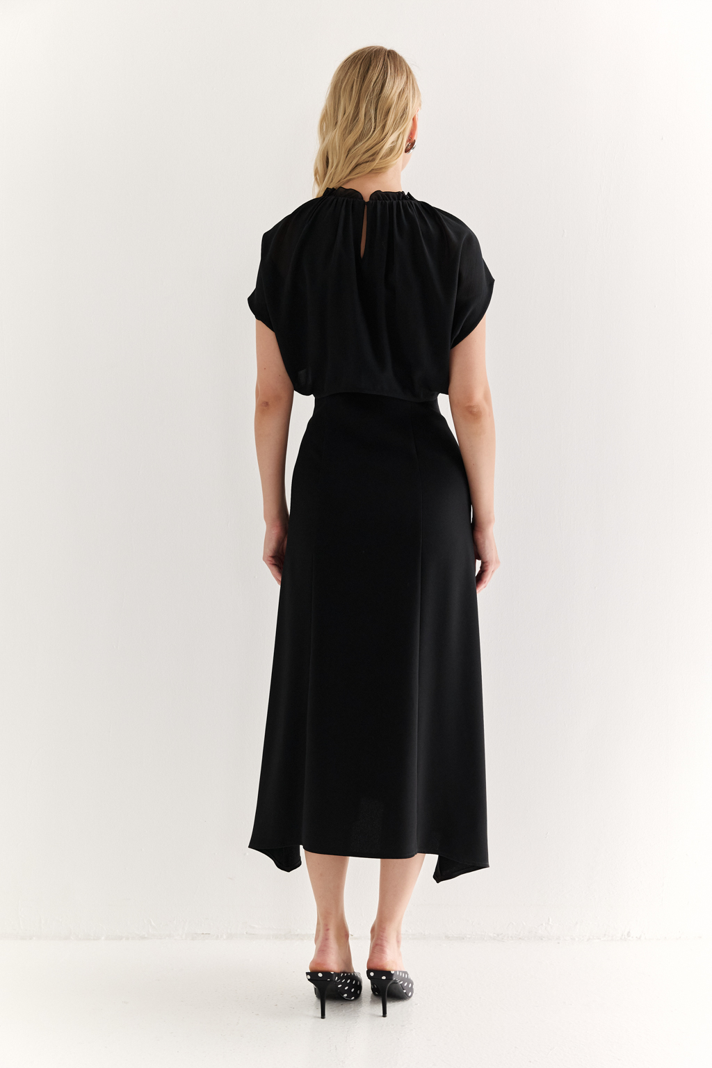 Платье с эффектом лепестков и шифоновой драпировкой: утончённая женственность в движении

Это платье словно создано для того, чтобы подчеркнуть красоту силуэта и придать образу воздушности. Драпировка на плечах из полупрозрачного шифона формирует эффект лепестков, мягко окутывая верх и придавая образу лёгкость, загадочность и изысканность.

Приталенный крой с расклешённой нижней частью визуально вытягивает фигуру и подчёркивает талию. Шифон не только добавляет деликатной динамики, но и создаёт выразительный контраст с плотной основной тканью, подчеркивая архитектуру платья.

Идеально подойдёт для вечерних выходов, приёмов и особых событий, где важна не только элегантность, но и уникальность подачи.

Воздушная графика. Платье, в котором ткань говорит языком чувственности.