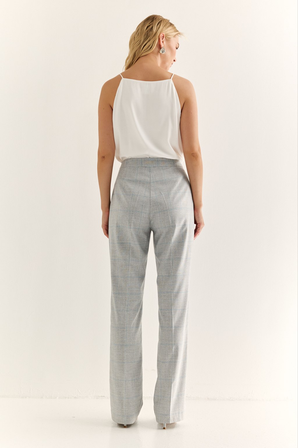 Зауженные классические брюки: чёткий силуэт и безупречная линия

Эти брюки с высокой посадкой и зауженным кроем — идеальное решение для тех, кто ценит элегантность и точную посадку. Аккуратные стрелки визуально вытягивают ноги, подчёркивая стройность силуэта, а прорезные карманы сзади добавляют сдержанную деликатность и завершённость образу.

Модель сидит точно по фигуре и прекрасно сочетается как с приталенными жакетами, так и с объёмными рубашками или базовыми трикотажными топами. Универсальны для деловых и повседневных сочетаний.

Уверенность начинается с идеальных брюк.