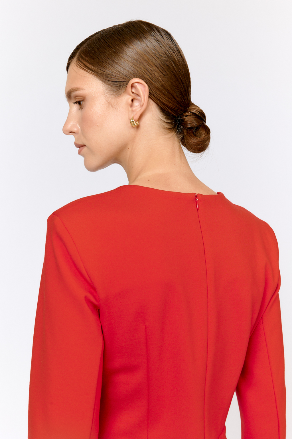 Жакет женственного приталенного силуэта с изящным фигурным вырезом горловины, малого объёма, прилегающего силуэта. Ниже линии талии баска со складками, придающими -модели эффект "тюльпан". Застегивается на потайную молнию на спинке. Выполнен из плотной трикотажной ткани с высокой эластичностью с содержанием вискозы. Вискоза делает ткань приятной к телу, обеспечивает воздухопроницаемость и пластичность. Нейлон  обеспечивает  износостойкость и стабильность насыщенного цвета.  Преимущества ткани: ткань хорошо держит форму, мягко облегая фигуру.  Не сминается, не требует особого ухода. Позволяет коже "дышать".  Трикотажный жакет сможет стать альтернативным решением классическому в гардеробе.