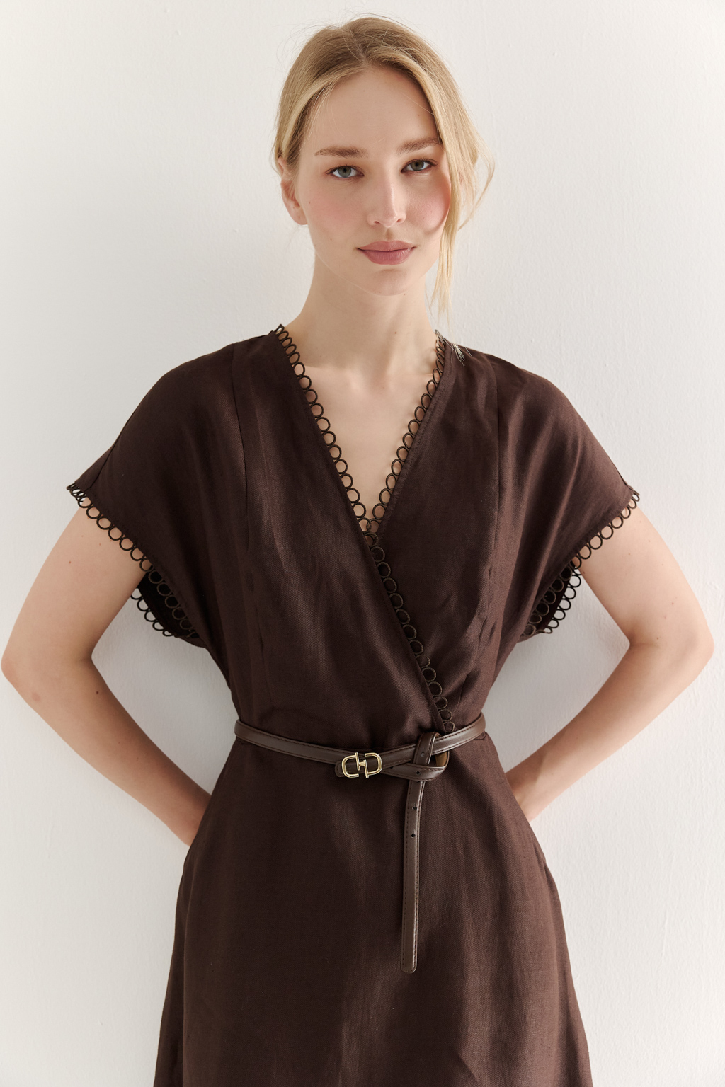 Ремень из экокожи темно-коричневого цвета. Длина ремня 1,1 м, ширина 1,4 см.