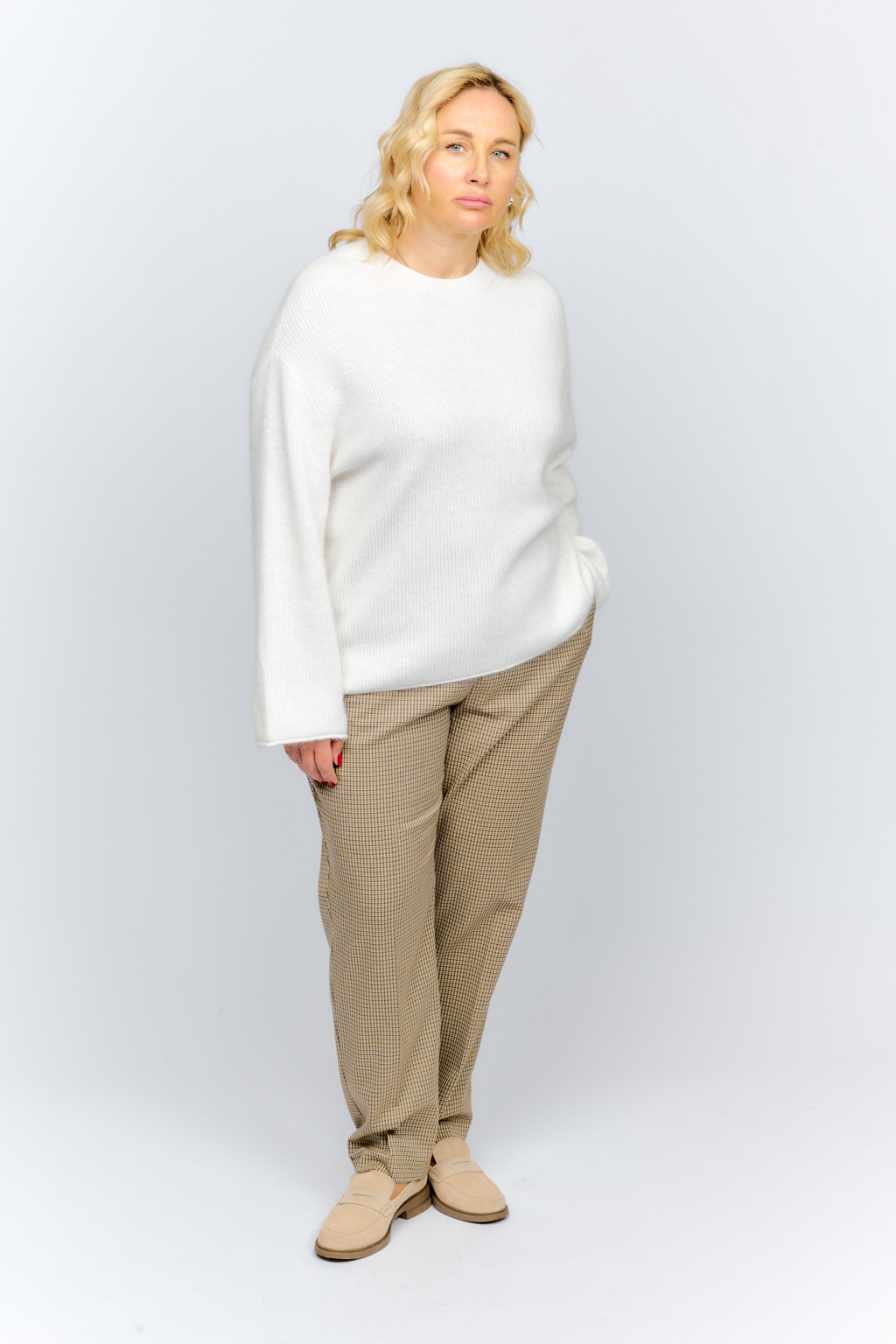 Джемпер прямого кроя с круглым вырезом и рукавом полной длины.