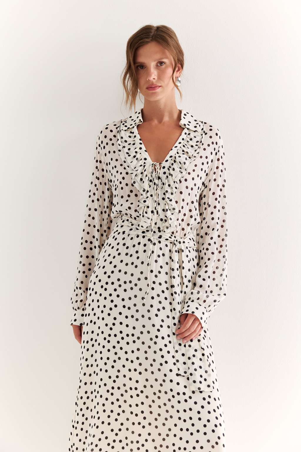 Платье миди в горох: винтажный шарм и деликатная женственность

Лёгкое платье из 100% вискозы с гороховым принтом — это дань утончённой романтике. Акцентная горловина с рюшами и завязками придаёт образу нотку винтажного шика. 
Прямой силуэт с мягким поясом подчёркивает талию, а длинная струящаяся юбка создаёт элегантную линию движения. 

Ткань из вискозы приятна к телу, дышит и красиво драпируется, делая это платье идеальным для повседневных прогулок, свиданий или лёгких выходов в свет.

Нежность в каждом движении. Платье, которое говорит за вас.