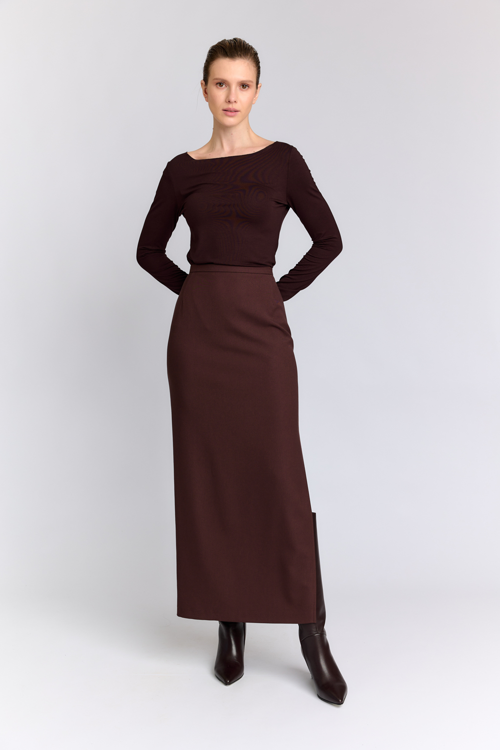 Юбка макси с разрезом в диагональную выработку в цвете бургунди