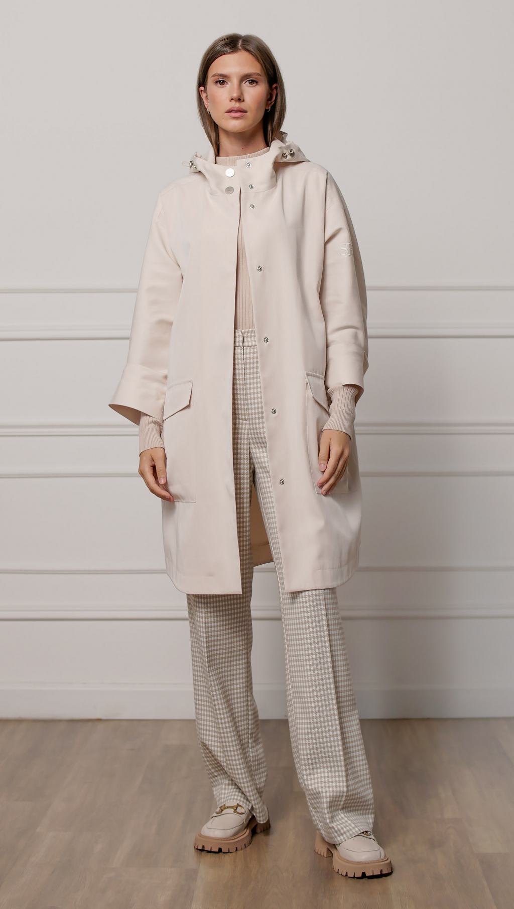 Плащ однобортный с накладными карманами и рукавами кимоно длиной 3/4. 