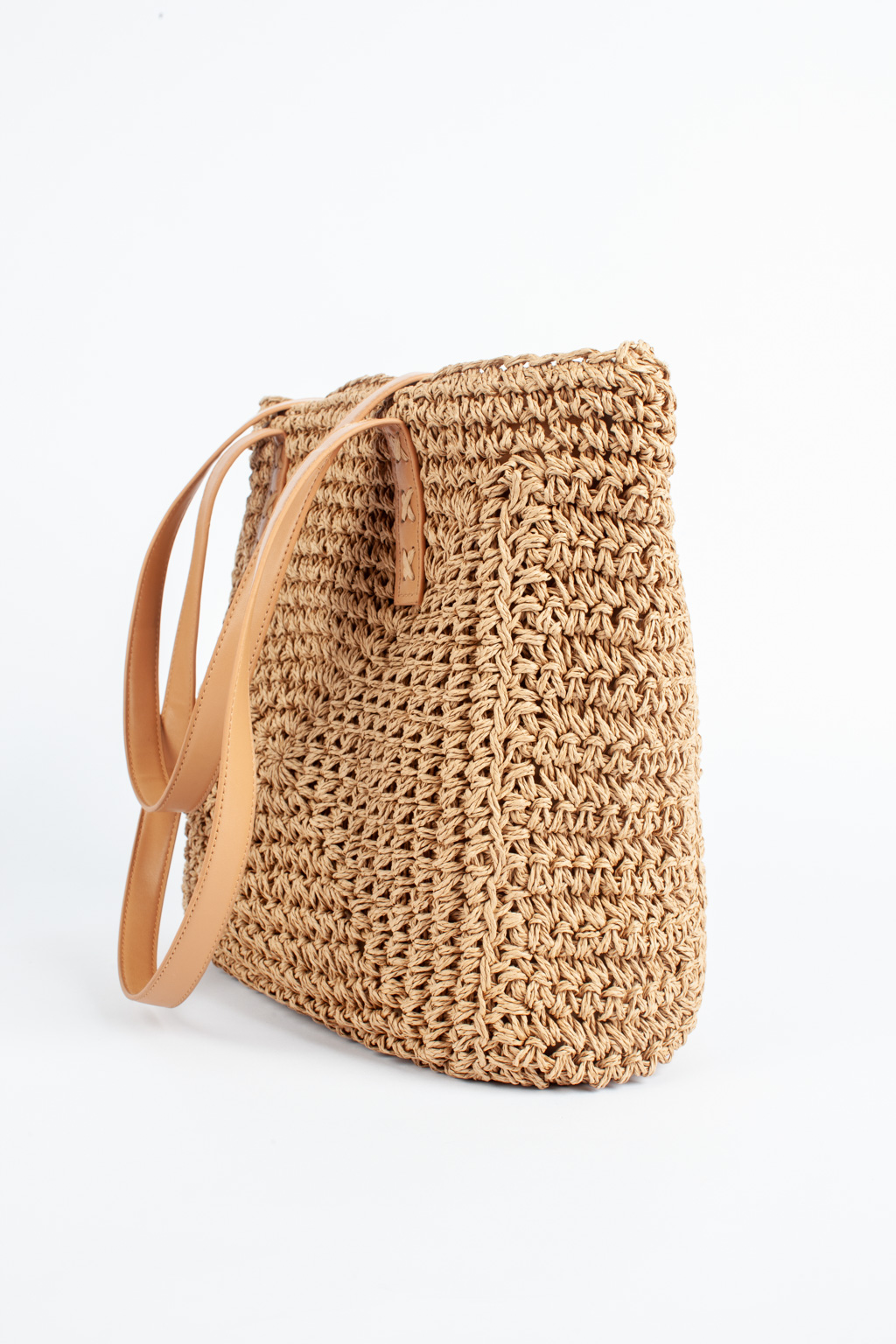 Пляжная сумка в трендовом стиле эко-минимализм выполнена экологически чистой целлюлозы. Удобная и вместительная сумка темно-бежевого цвета с застежкой на молнии прекрасно дополнит летние образы. Длинные ручки из эко-кожи позволят носить ее на плечо. Размеры 39*2*40 см