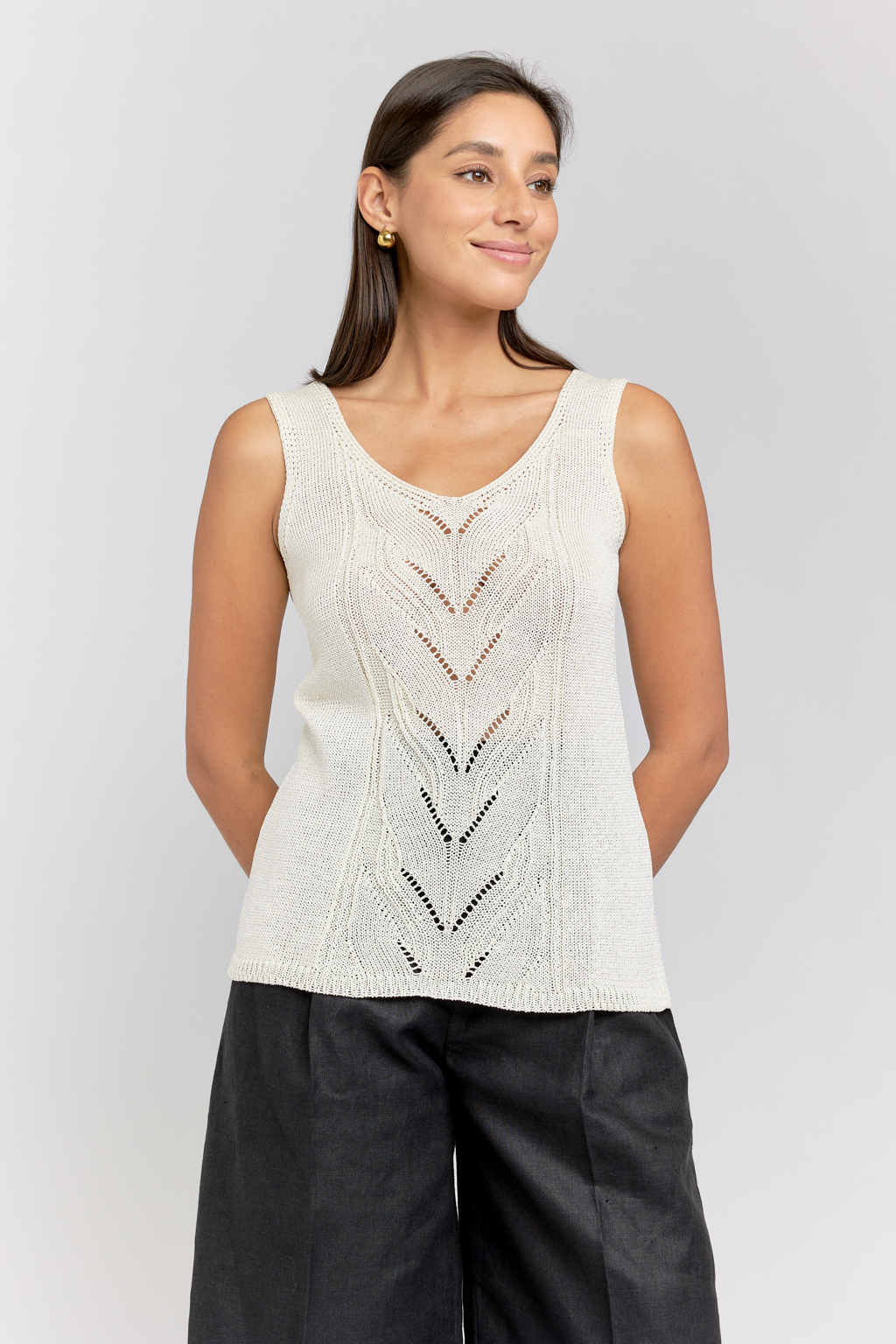 Майка с V-образным вырезом прямого силуэта.