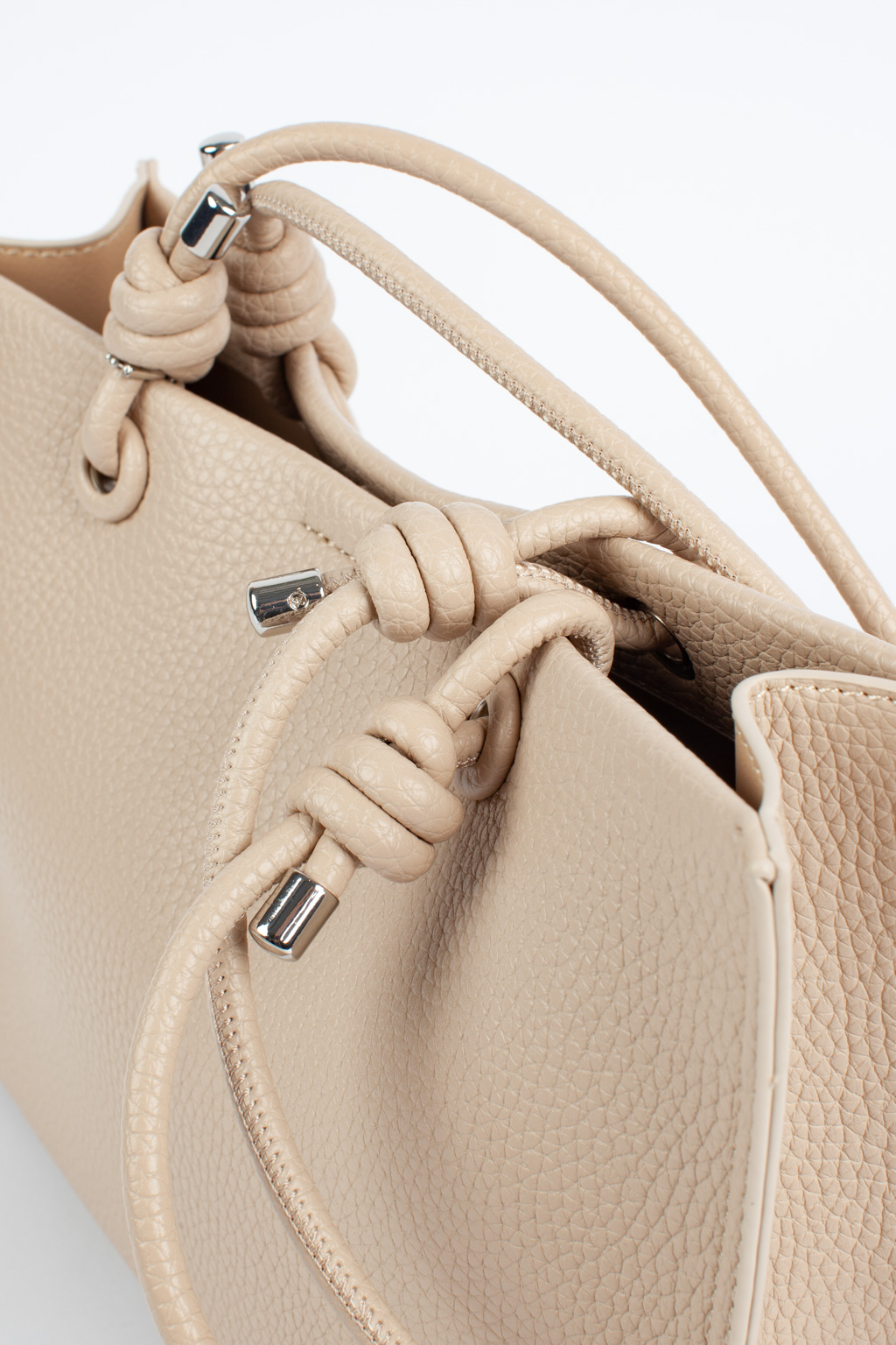 Стильная сумка через плечо, имеет лаконичный дизайн, благодаря которому впишется в любой образ.Сумка имеет уникальные, оригинальные ручки с узелками, следующие трендам последних сезонов. Удобная и вместительная сумка не оставит равнодушными и притянет взгляды окружающих. Размеры сумки: 30*10*21 см