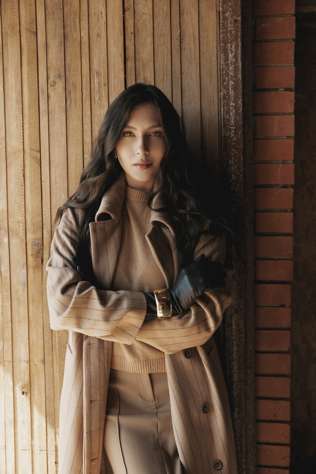 Изысканная модель пальто макси-длины, которая станет настоящей жемчужиной любго гардероба надолго! Благородный кэмал с выразительными серыми полосами создаёт неповторимый элегантный образ. Мягкая пальтовая ткань с нежным ворсом  обеспечивает комфорт и тепло в прохладную погоду.