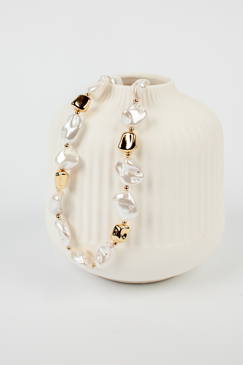 Классическое колье из благородной майорки нежного молочно-желтого цвета и золотистых жемчужин.   Фурнитура выполнена из гипоаллергенного сплава со стойким гальваническим покрытием.Вес 60 гр, длина 40 см, бусина 15 мм.