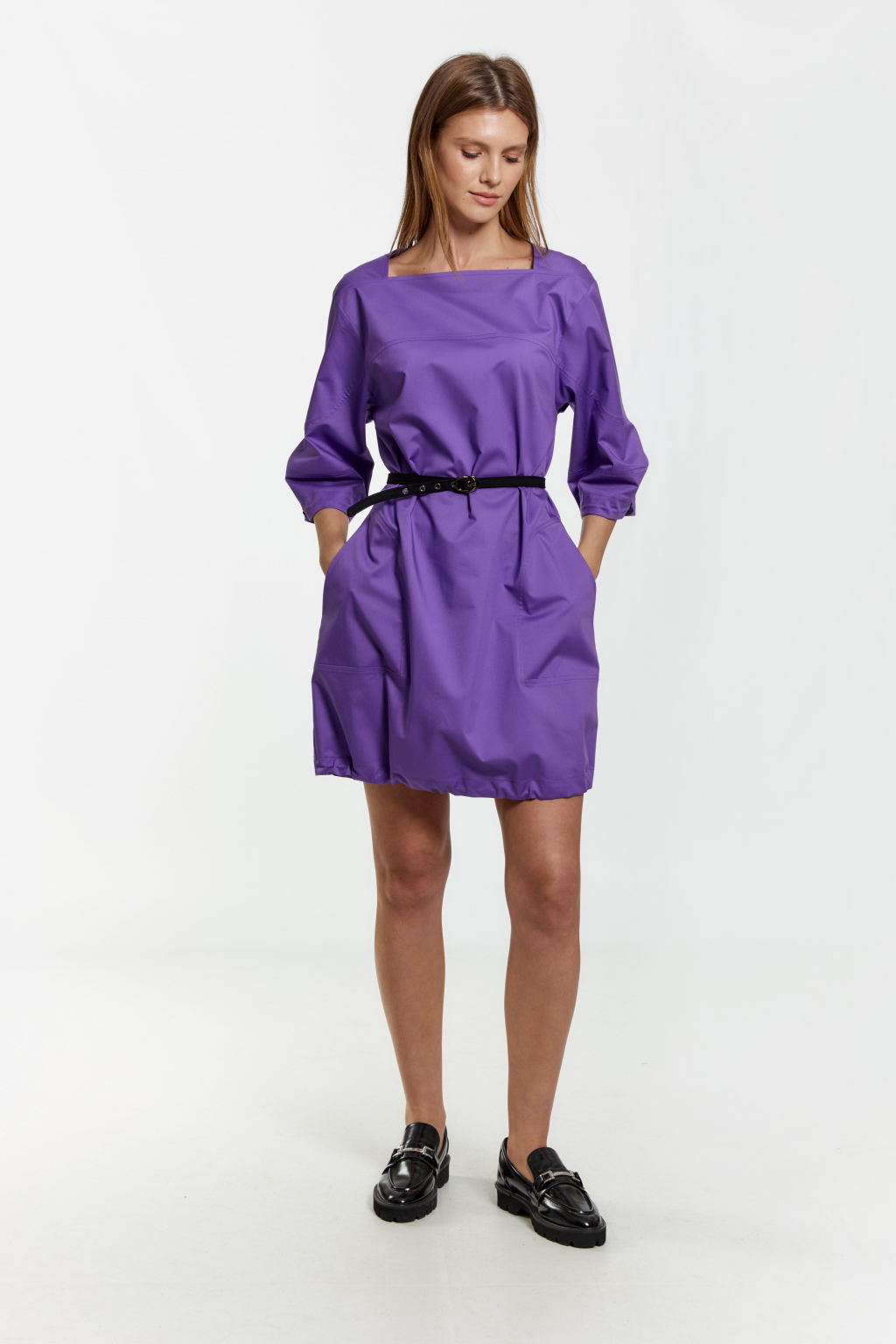 Платье баллон с кулисами по низу рукавов и низу изделия. Рукава длиной 7/8 с фигурными резами. Длина мини. Ремень не входит в комплект.