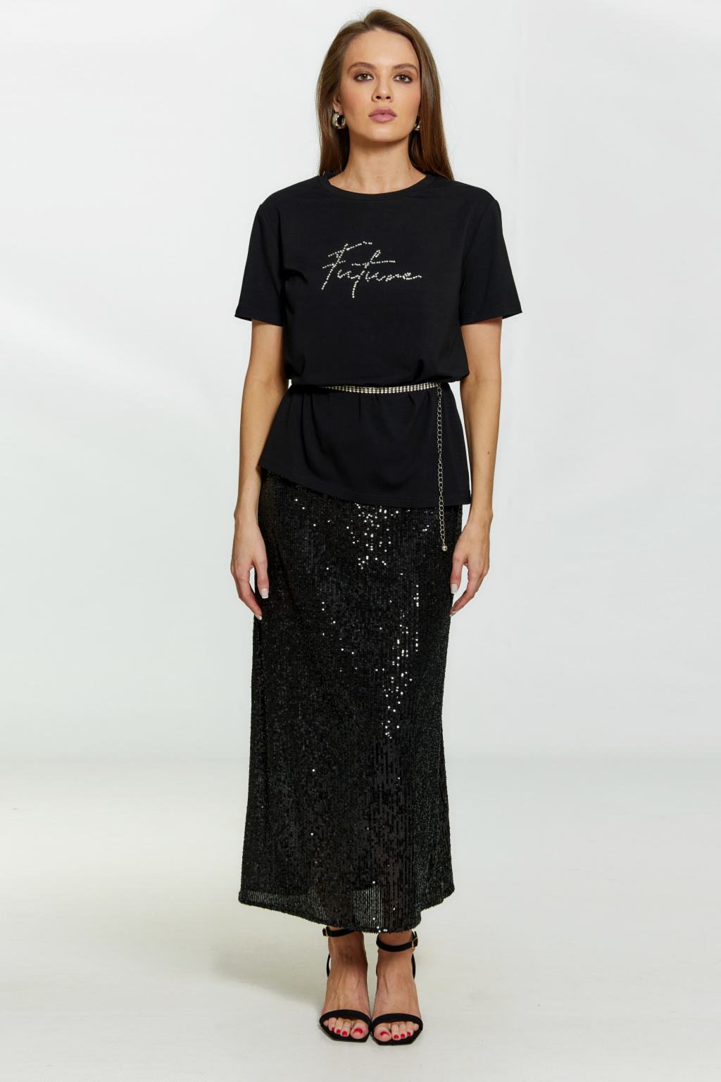 Футболка свободного силуэта с  короткими рукавами. По полочке термо декор.