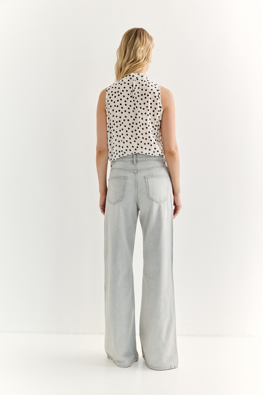 Современные джинсыс расклешением от колен в актуальном светло-голубом цвете. Премиальный деним с содержанием эластана обеспечивает комфорт в носке.