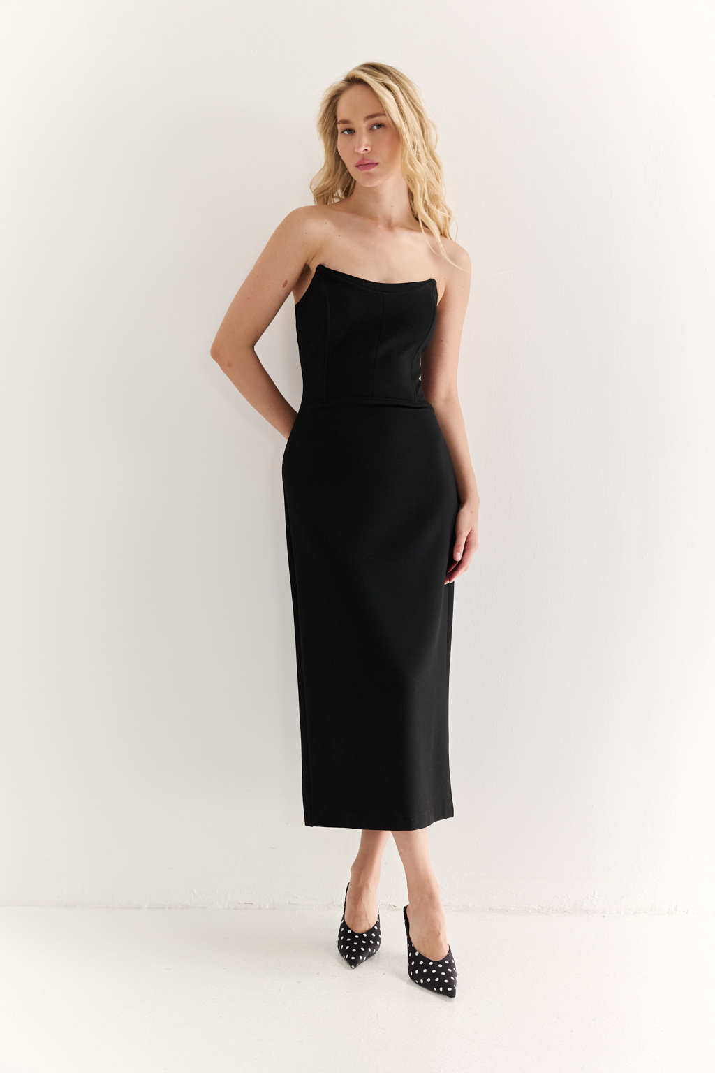 Корсетное платье со съёмными бретелями: соблазн в чистом силуэте. Это платье создано, чтобы подчеркнуть каждое движение. Конструкция с корсетной основой и фигурными рельефами формирует идеальный силуэт, акцентируя талию и плавные линии тела. Съёмные бретели позволяют трансформировать образ: от соблазнительного вечернего — до более классического и сдержанного.Приталенный силуэт, мягкий вырез и безупречная длина создают ощущение точности и утончённости. Идеально для особых событий, выходов, в которые хочется вложить больше, чем просто наряд. Платье, в котором вы не просто входите в комнату — вы задаёте настроение