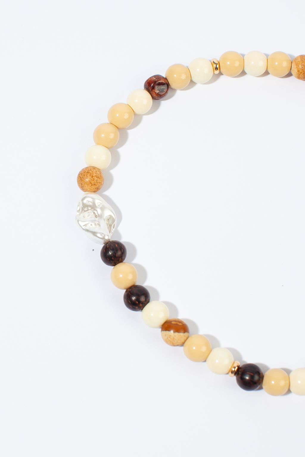 Стильное колье выполнено вручную с использованием натуральной яшмы. Длина изделия 40-50 см. Фурнитура выполнена из гипоаллергенного сплава со стойким гальваническим покрытием.