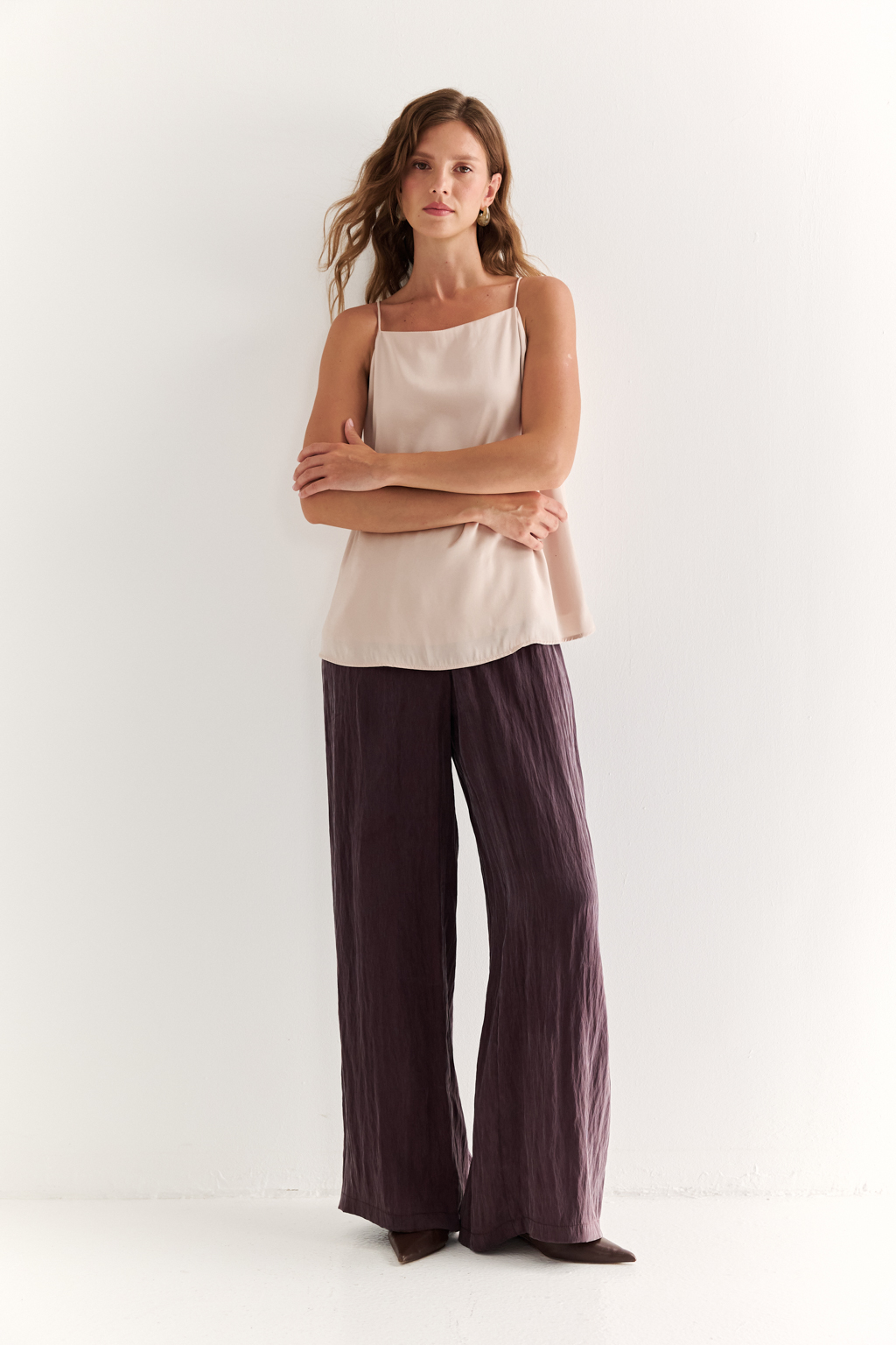 Брюки на резинке: комфорт в потоке движения

Эти свободные брюки созданы для тех, кто ценит лёгкость и свободу в каждом шаге. Посадка на мягкой резинке обеспечивает идеальную посадку по талии без лишнего давления, а струящийся силуэт дарит ощущение воздушности и комфорта.

Идеальный выбор как для активного дня, так и для расслабленного вечера. Подходят под рубашку, топ, жакет или джемпер — вариативны и всегда актуальны.

Современный ритм с максимальным комфортом.