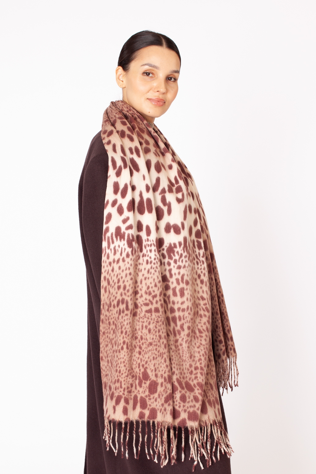 Шарф с анималистичным принтом изготовлен из практичной и приятной на ощупь 100 % вискозы. Изделие согреет в прохладную погоду, защитит от ветра голову и шею, с легкостью адаптируясь к различным комплектам для межсезонья.