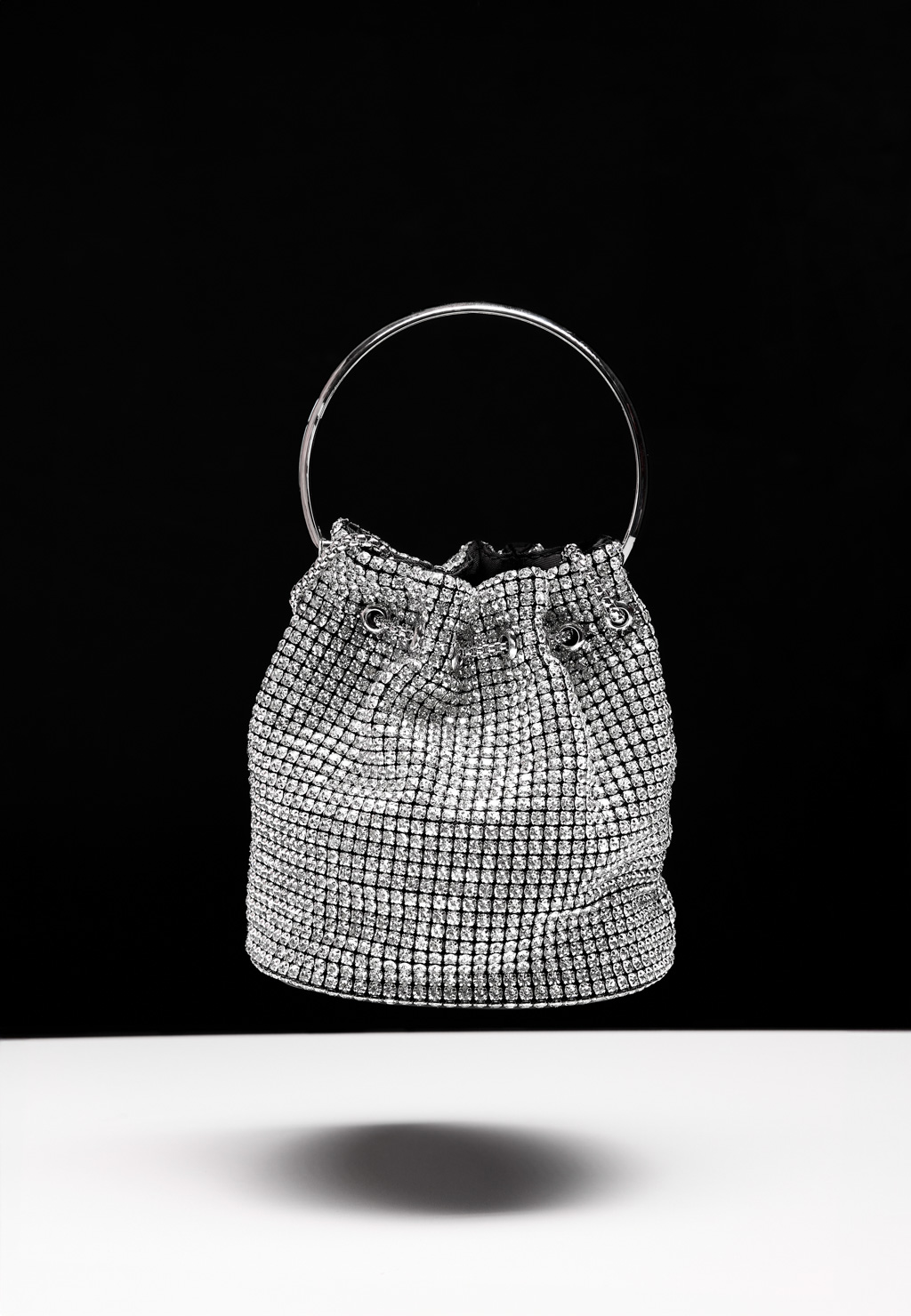 Сумка женская через плечо кросс боди выполнена из текстурной ткани и расшита сеточкой из блестящих камней-страз. Обладает высоким качеством фиксирования страз. Сумка в форме мешочка выделит Вас из толпы и притянет взгляды окружающих. Это идеальный аксессуар для создания изысканного образа. Элегантный дизайн сумки дополняет высококачественная фурнитура из прочных, долговечных материалов. Для удобства есть длинная, плечевая цепочка. Размеры сумки 16*17*11,5 см