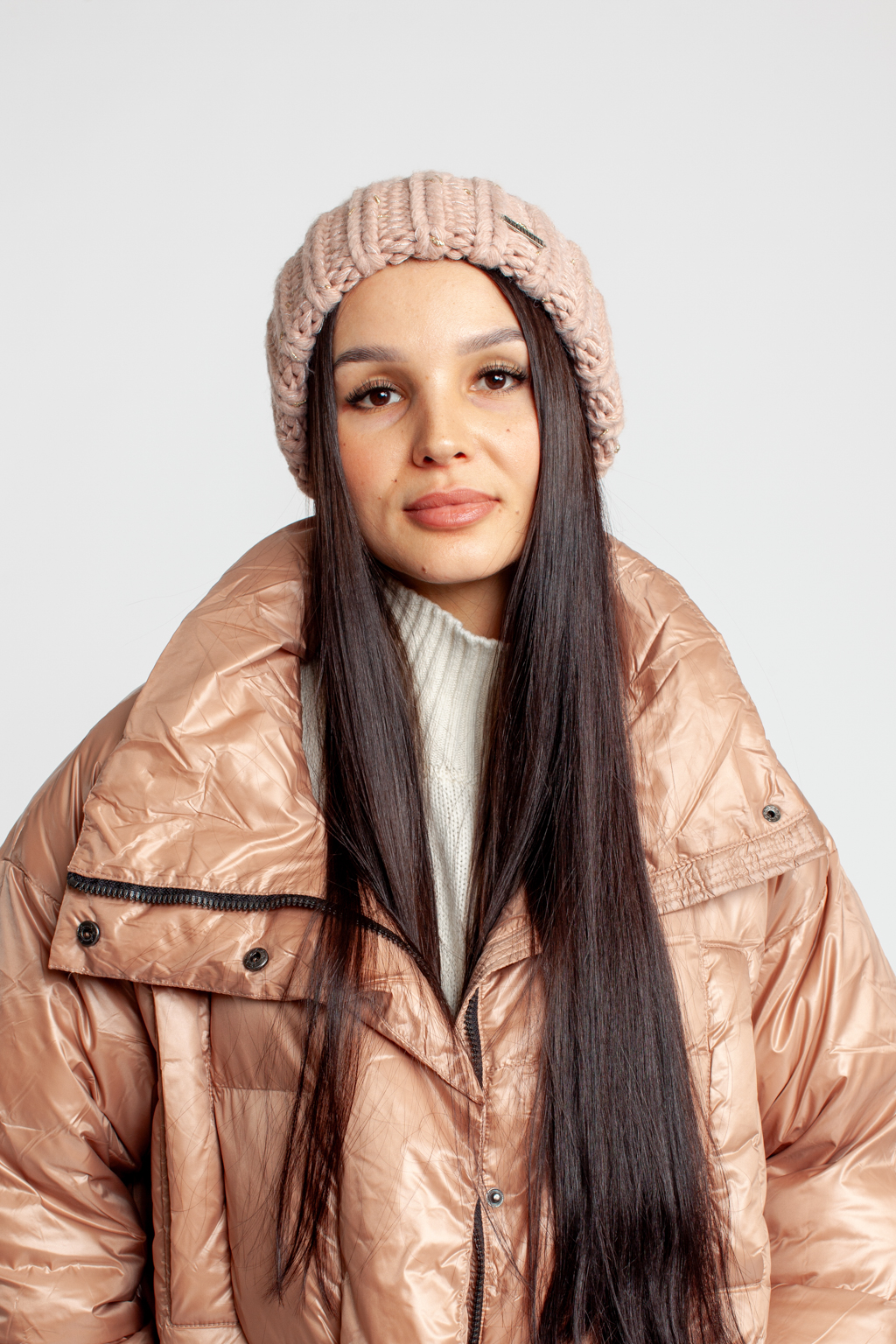 Шапка женская крупной вязки с отворотом.