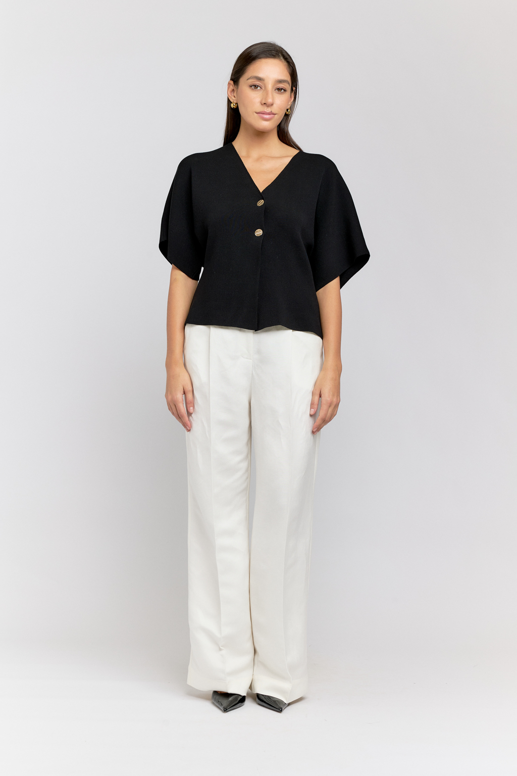 Кардиган свободного кроя с цельнокроенным рукавом на 2 пуговицах.