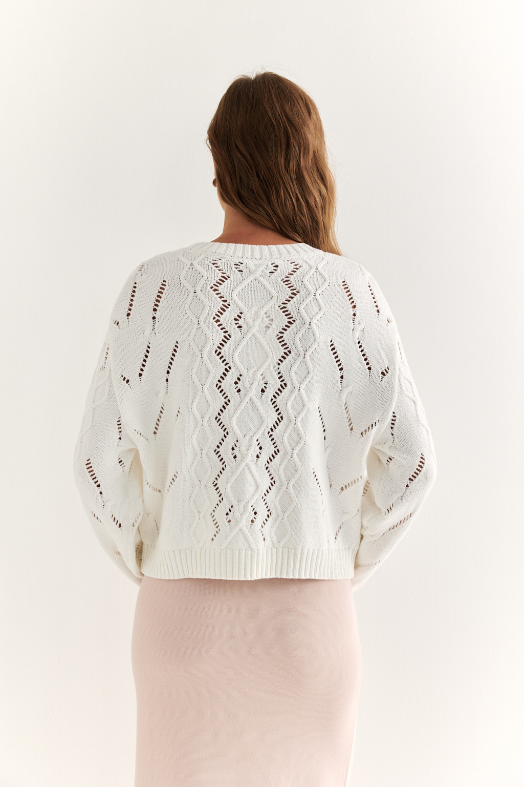 Джемпер оверсайз силуэта со спущенным плечом и рукавом полной длины.