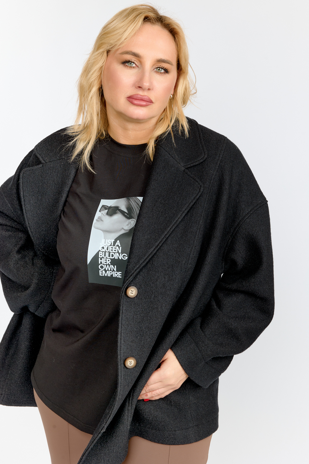 Полупальто с английским воротником свободного оверсайз кроя со спущенным рукавом и застежкой на 2 пуговицы. Длина до середины бедра. На спике вышивка "S".