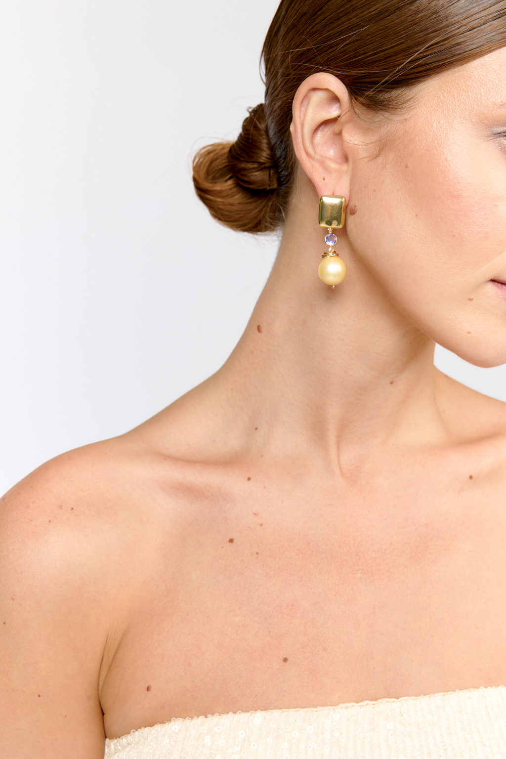 Серьги выполнены в классическом стиле с подвесками из майорки и ювелирного стекла. Английский замок обеспечивает надежное крепление. Фурнитура выполнена из гипоаллергенного сплава со стойким гальваническим покрытием золотом.