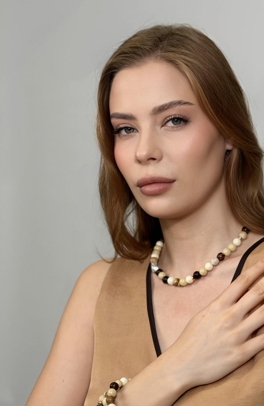 Стильное колье выполнено вручную с использованием натуральной яшмы. Длина изделия 40-50 см. Фурнитура выполнена из гипоаллергенного сплава со стойким гальваническим покрытием.