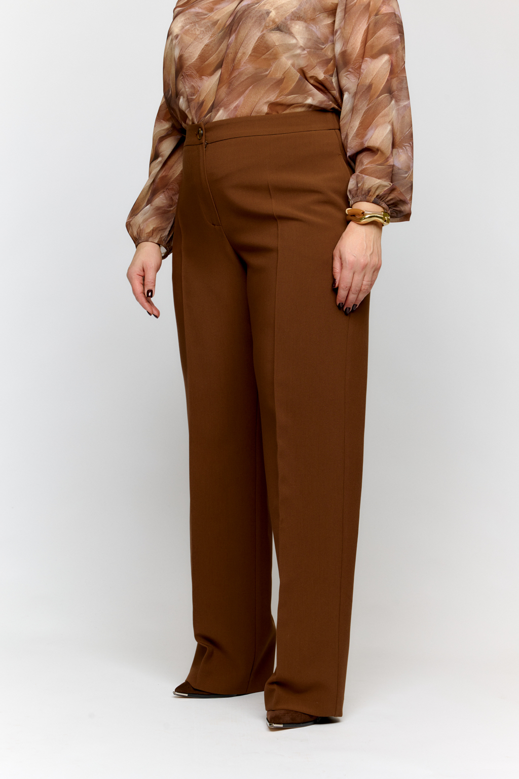 Брюки силуэта клеш на поясе, по спинке резинка.