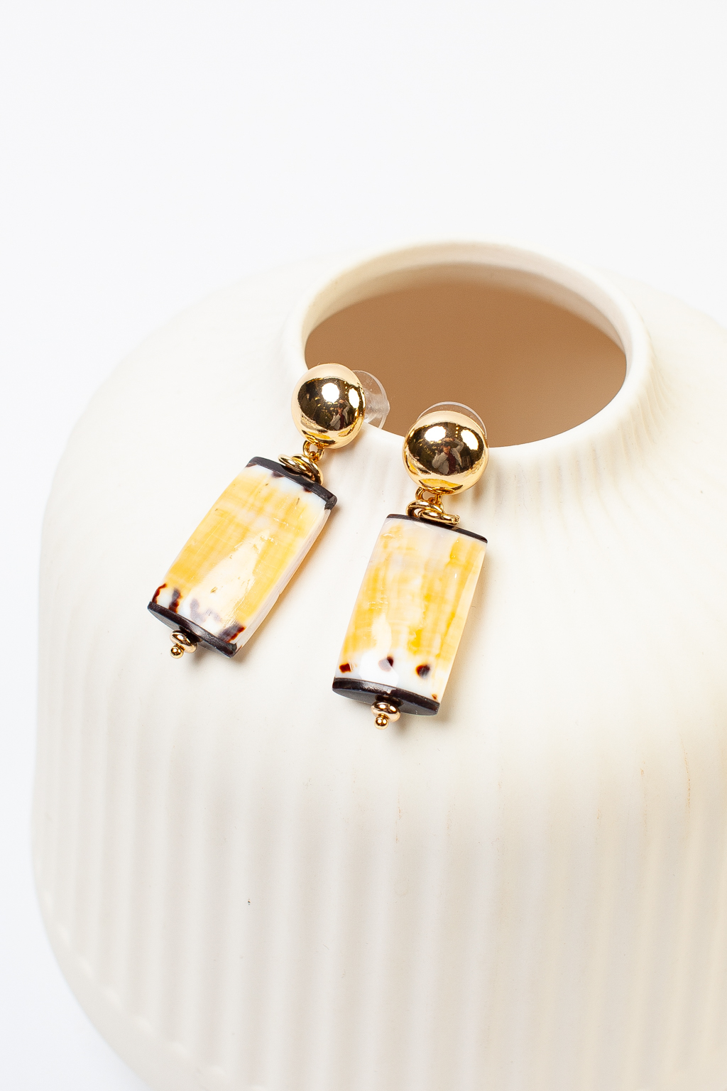 Дизайнерские серьги с перламутром ручной работы станут отличным дополнением к вашему образу.
Серьги выполнены из гипоаллергенного сплава, что гарантирует их долговечность и надежность.