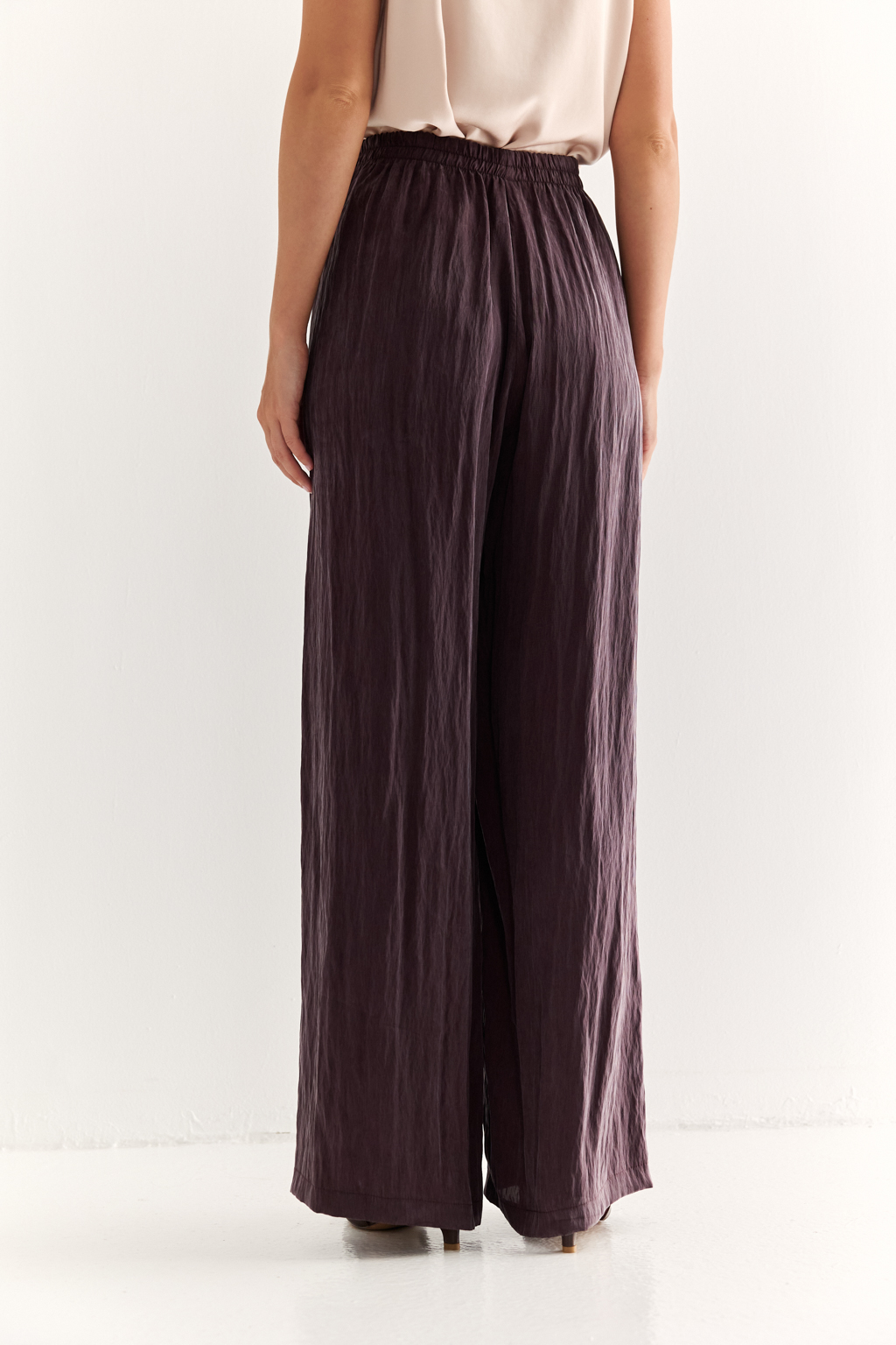 Брюки на резинке: комфорт в потоке движения

Эти свободные брюки созданы для тех, кто ценит лёгкость и свободу в каждом шаге. Посадка на мягкой резинке обеспечивает идеальную посадку по талии без лишнего давления, а струящийся силуэт дарит ощущение воздушности и комфорта.

Идеальный выбор как для активного дня, так и для расслабленного вечера. Подходят под рубашку, топ, жакет или джемпер — вариативны и всегда актуальны.

Современный ритм с максимальным комфортом.