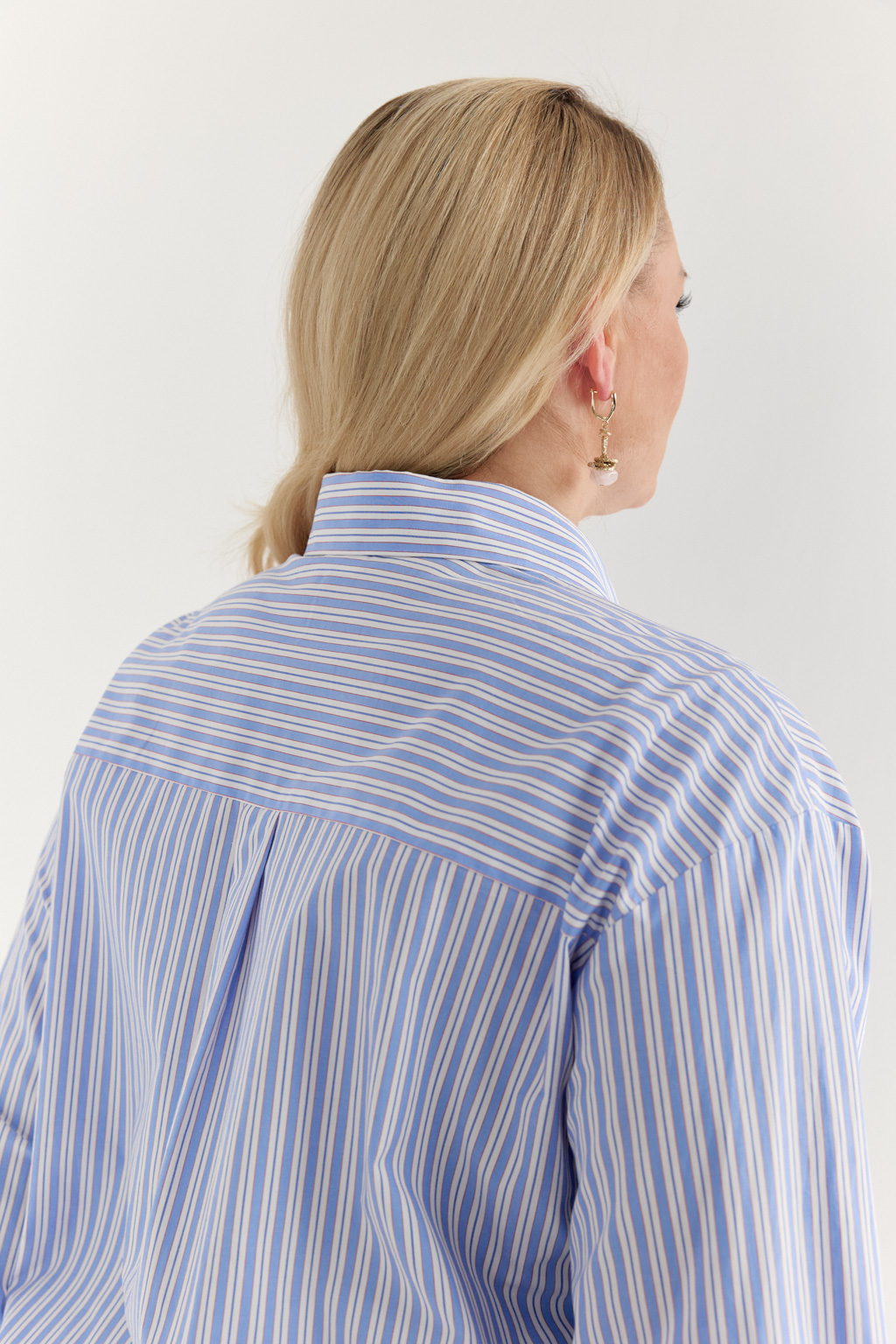 Блуза свободного оверсайз кроя. Длина до бедер. Рукав 7/8.