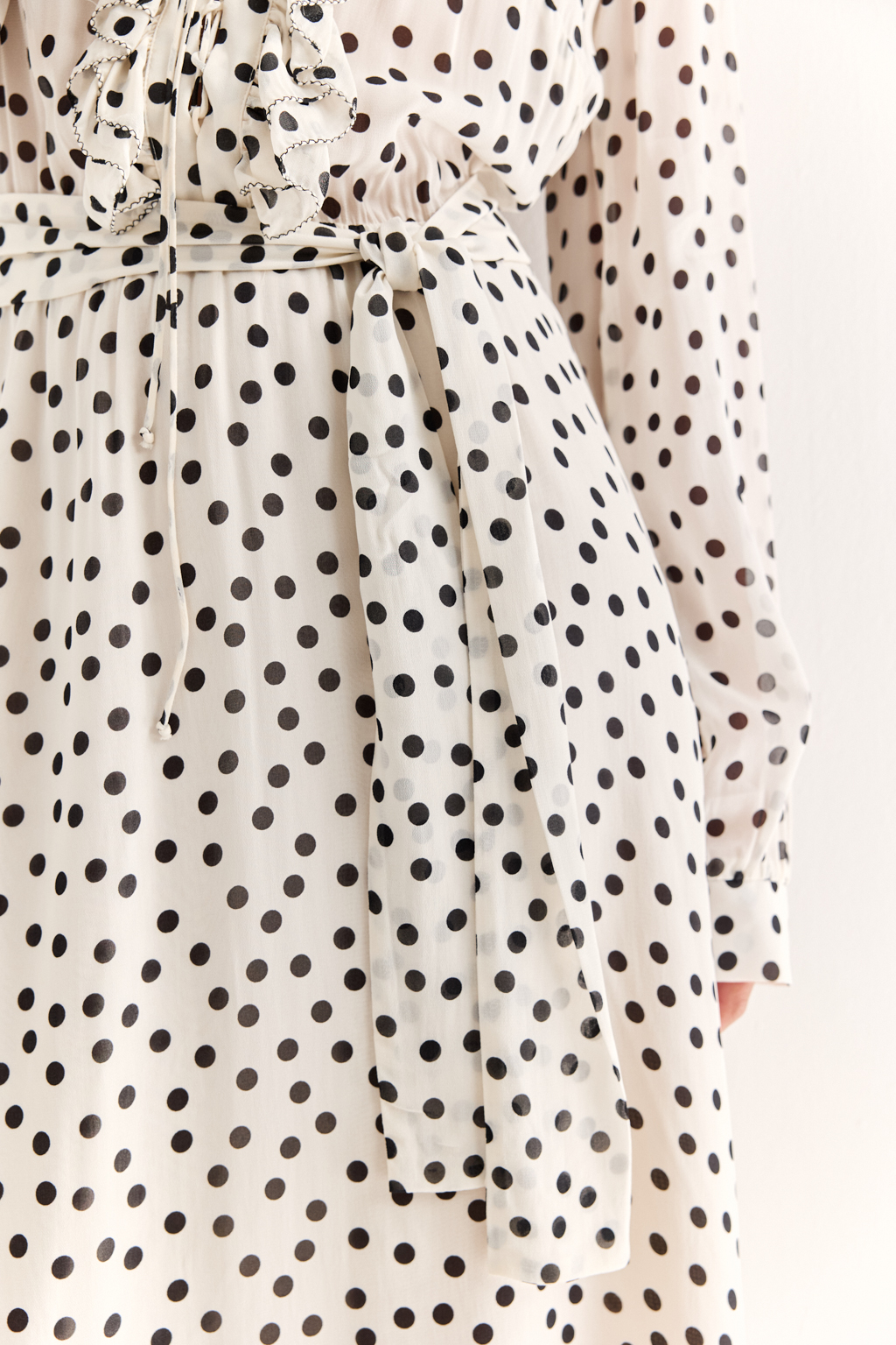 Платье миди в горох: винтажный шарм и деликатная женственность

Лёгкое платье из 100% вискозы с гороховым принтом — это дань утончённой романтике. Акцентная горловина с рюшами и завязками придаёт образу нотку винтажного шика. 
Прямой силуэт с мягким поясом подчёркивает талию, а длинная струящаяся юбка создаёт элегантную линию движения. 

Ткань из вискозы приятна к телу, дышит и красиво драпируется, делая это платье идеальным для повседневных прогулок, свиданий или лёгких выходов в свет.

Нежность в каждом движении. Платье, которое говорит за вас.