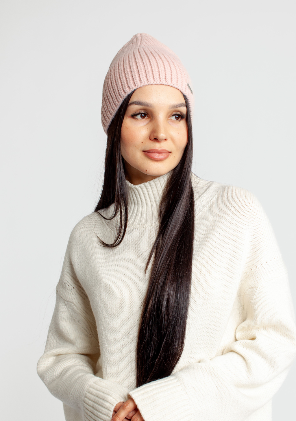 Шапка женская без отворота. Теплый и стильный головной убор для утепления в осенний и зимний сезон.